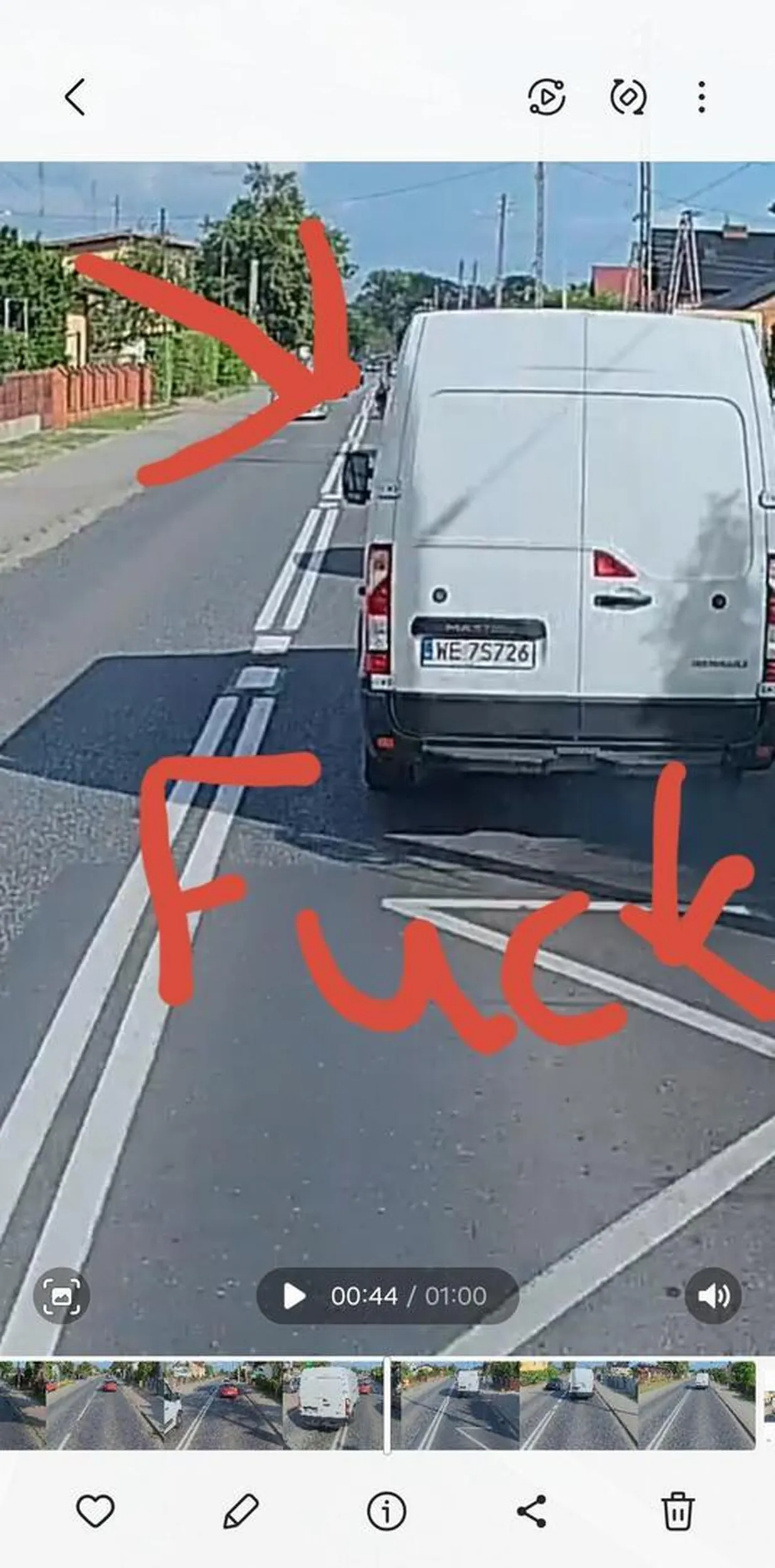 Nie normalny gość w mieście podwójna ciągła i przejście dla pieszych a na dodatek bezczelny Fuck-a pokazuje Uważajcie na delikwenta