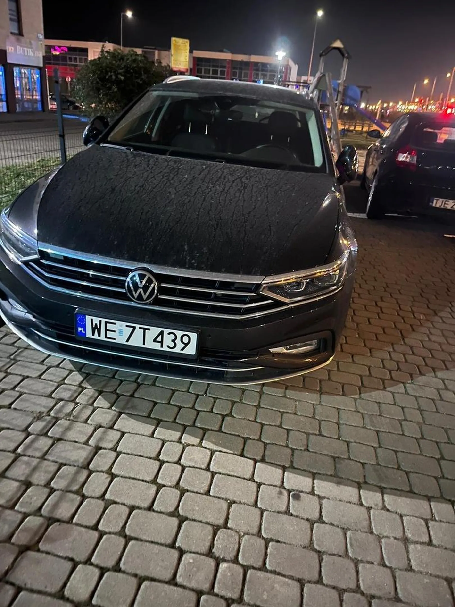 Pan ewidentnie na złość zastawił auto i odszedł. Bardzo dojrzałe zachowanie, powodzenia w czekaniu na straż miejską ?