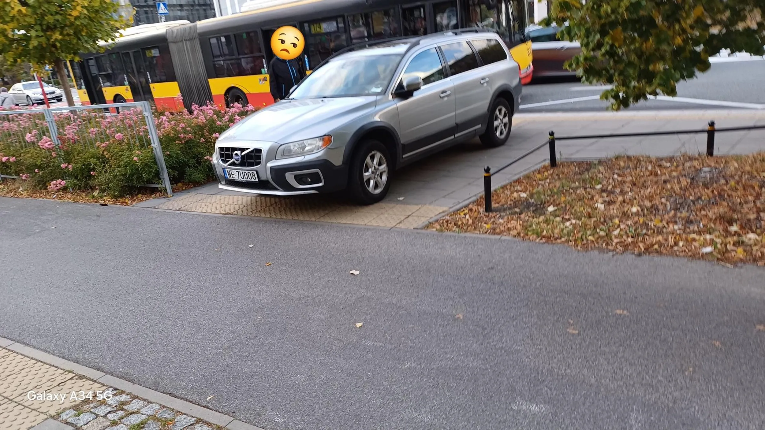 Znieczulico nie parkuj na przystanku a tym bardziej na "sciezkach" ułatwiających niewidomym poruszanie sie!!!!