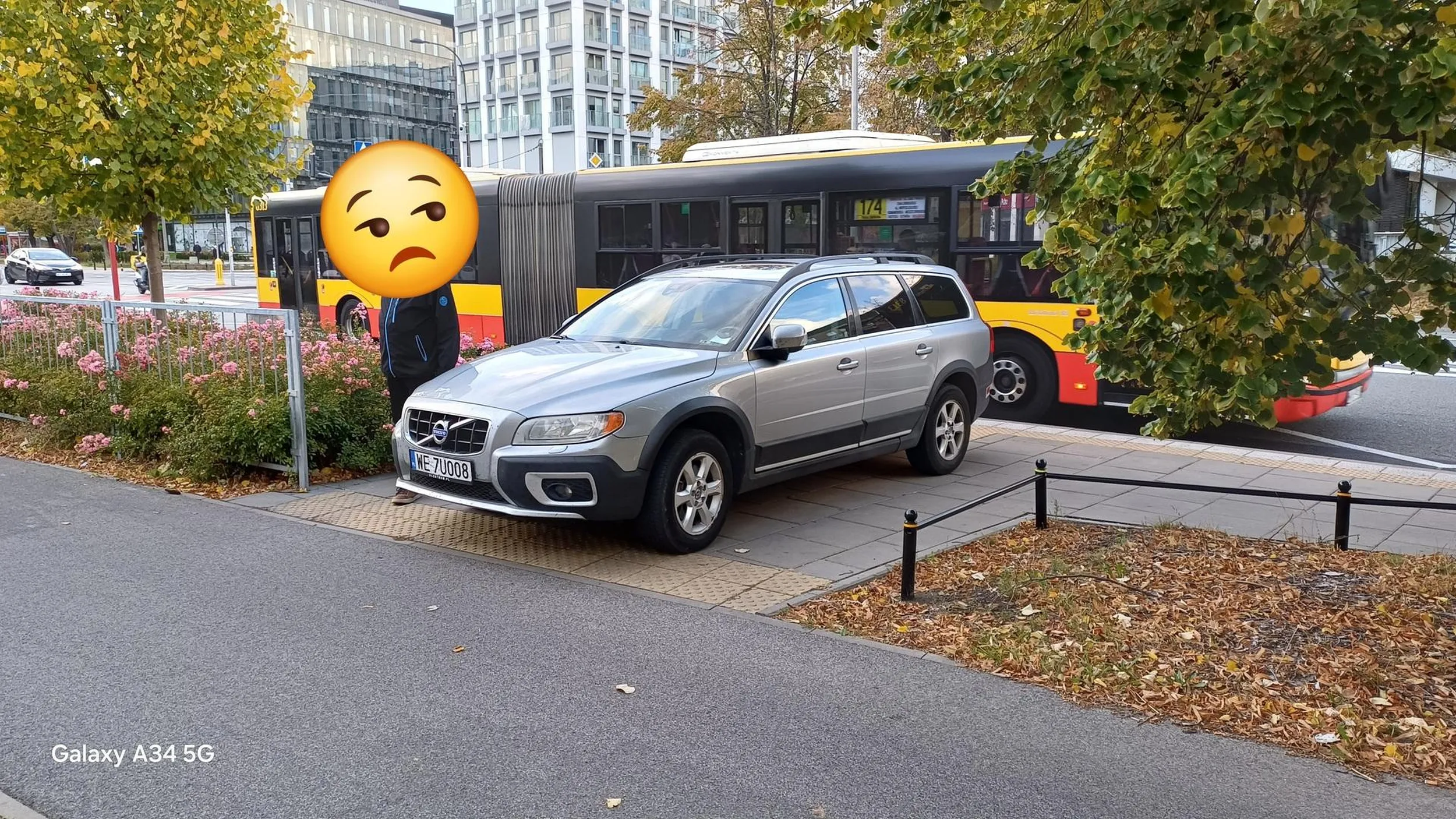 Znieczulico nie parkuj na przystanku a tym bardziej na "sciezkach" ułatwiających niewidomym poruszanie sie!!!!