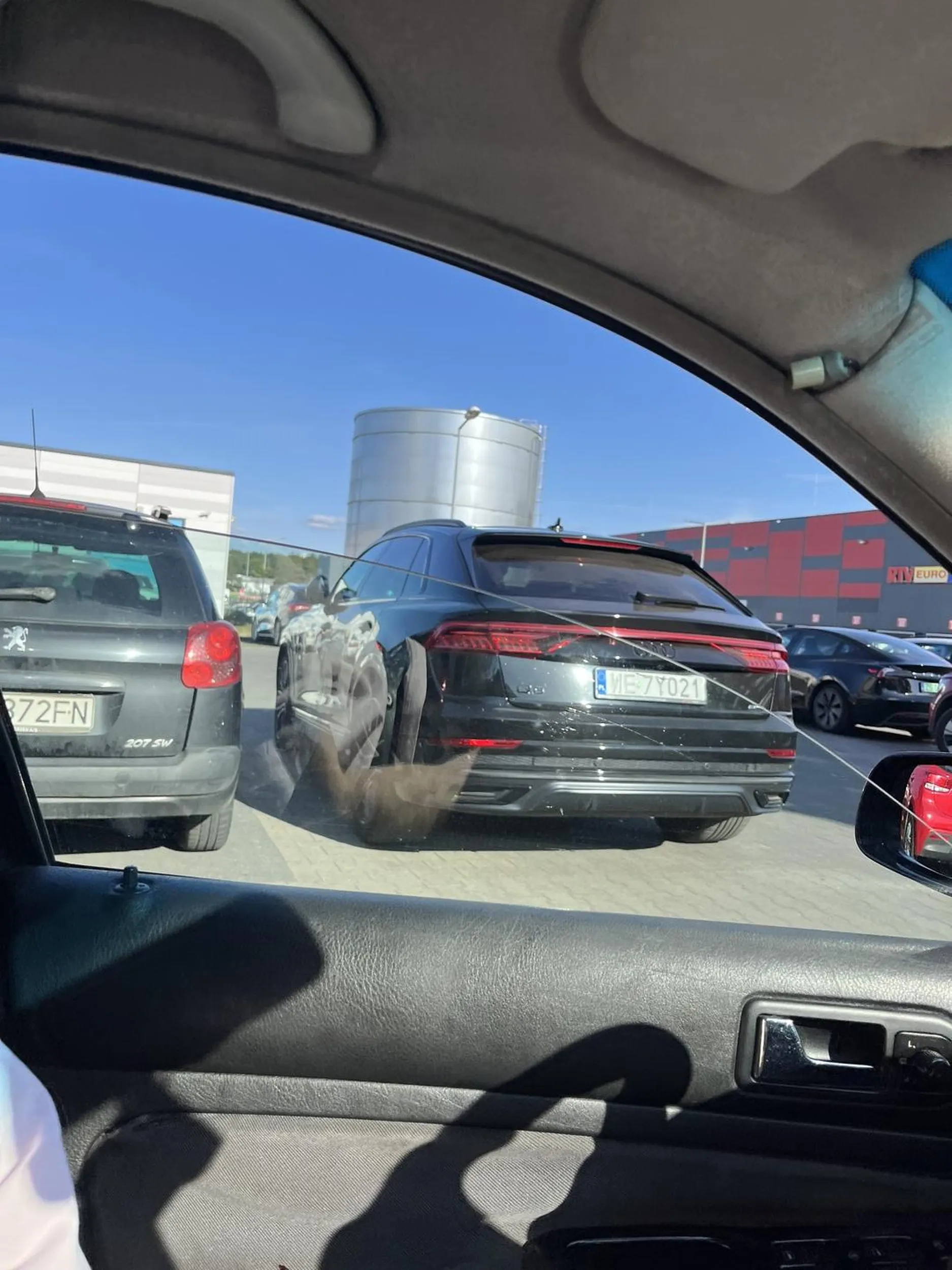 kolega chyba nie wie jak miejsce parkingowe wygląda, następnym razem będziesz miał piękną naklejkę karnego kutasa na szybie pozdro