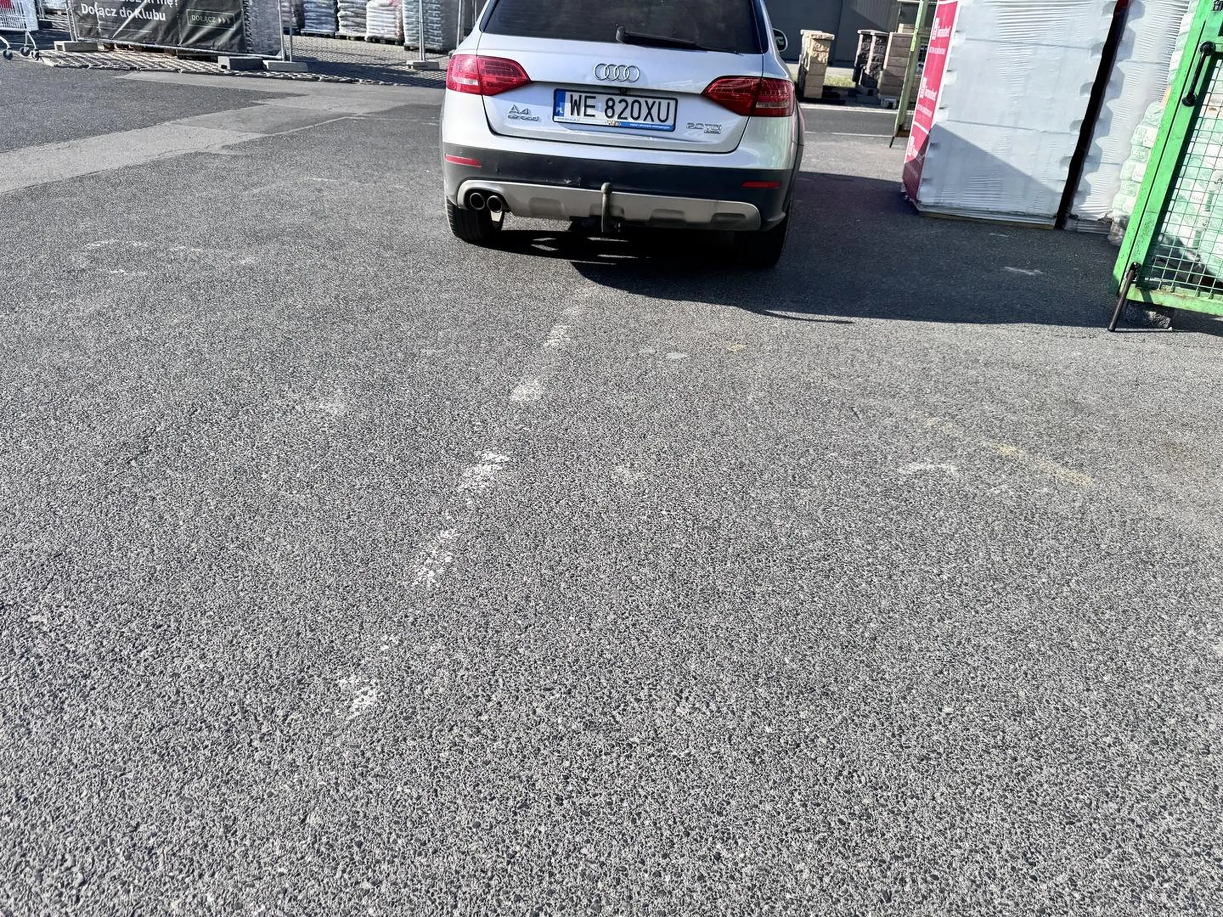 Stare Audi spycha ludzi z chodnika. Prawie mnie rozjechał, żeby wygodniej zaparkować…
