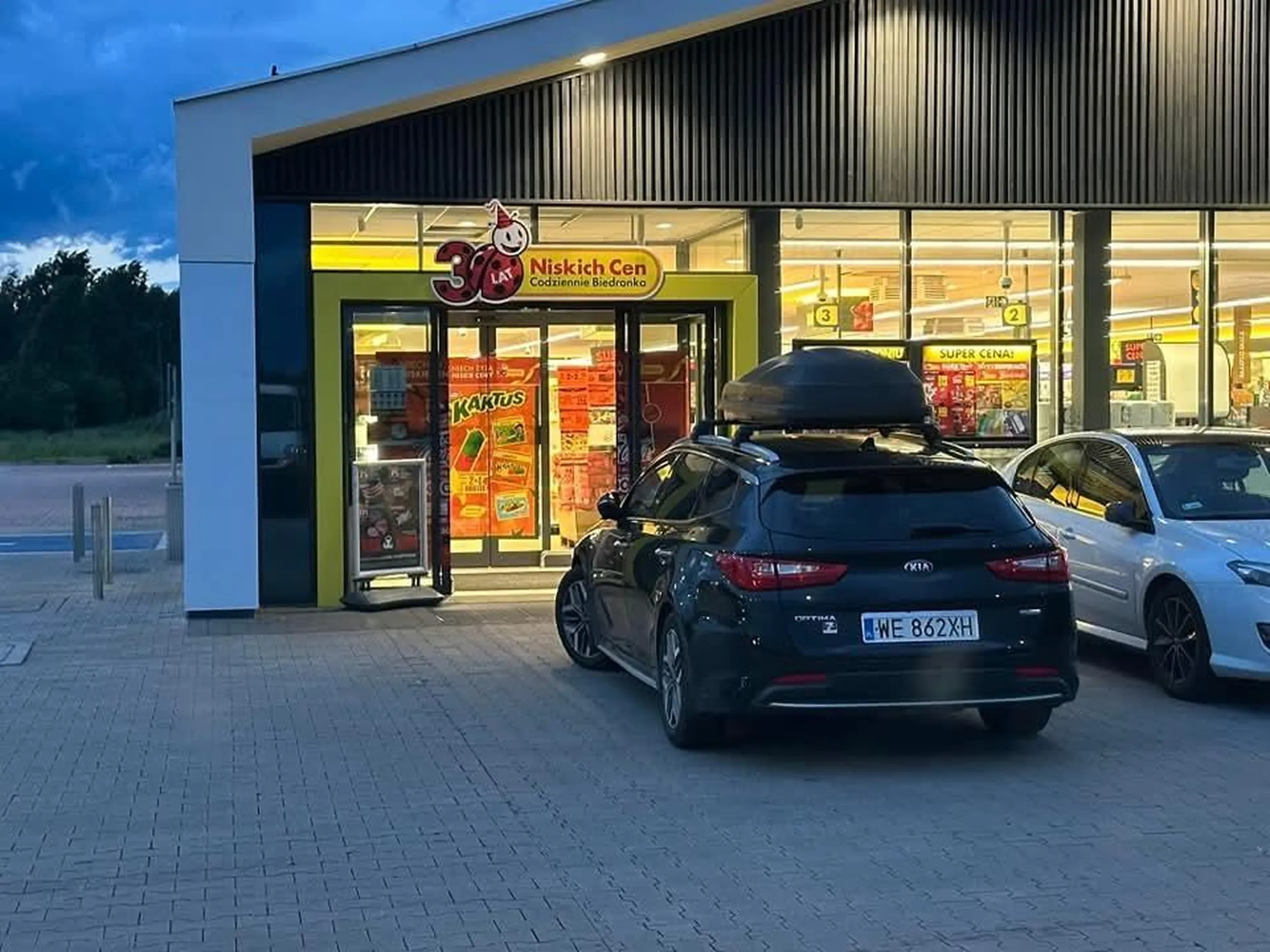 Biedronka nie ma punktu drive thru, więc naucz się parkować nie pod drzwiami