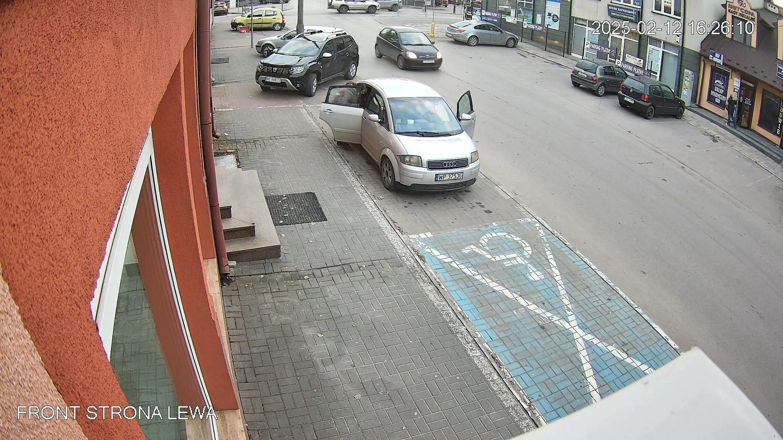 Nie umi normalnie ani jeździć ani parkować.