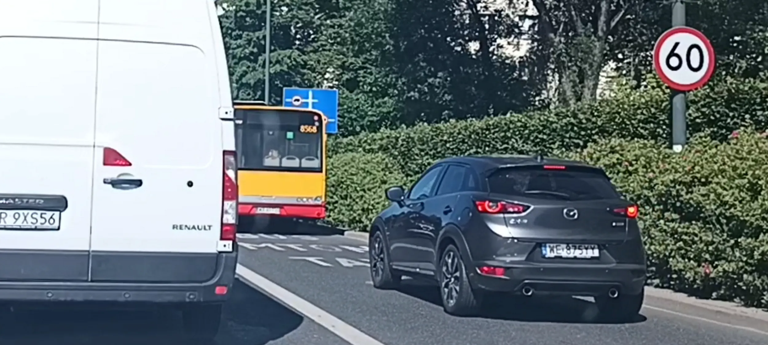 Nieuprawniona jazda po bus pasie. To pewnie jakiś LGBT, oni zawsze robią okropne nielegalne rzeczy