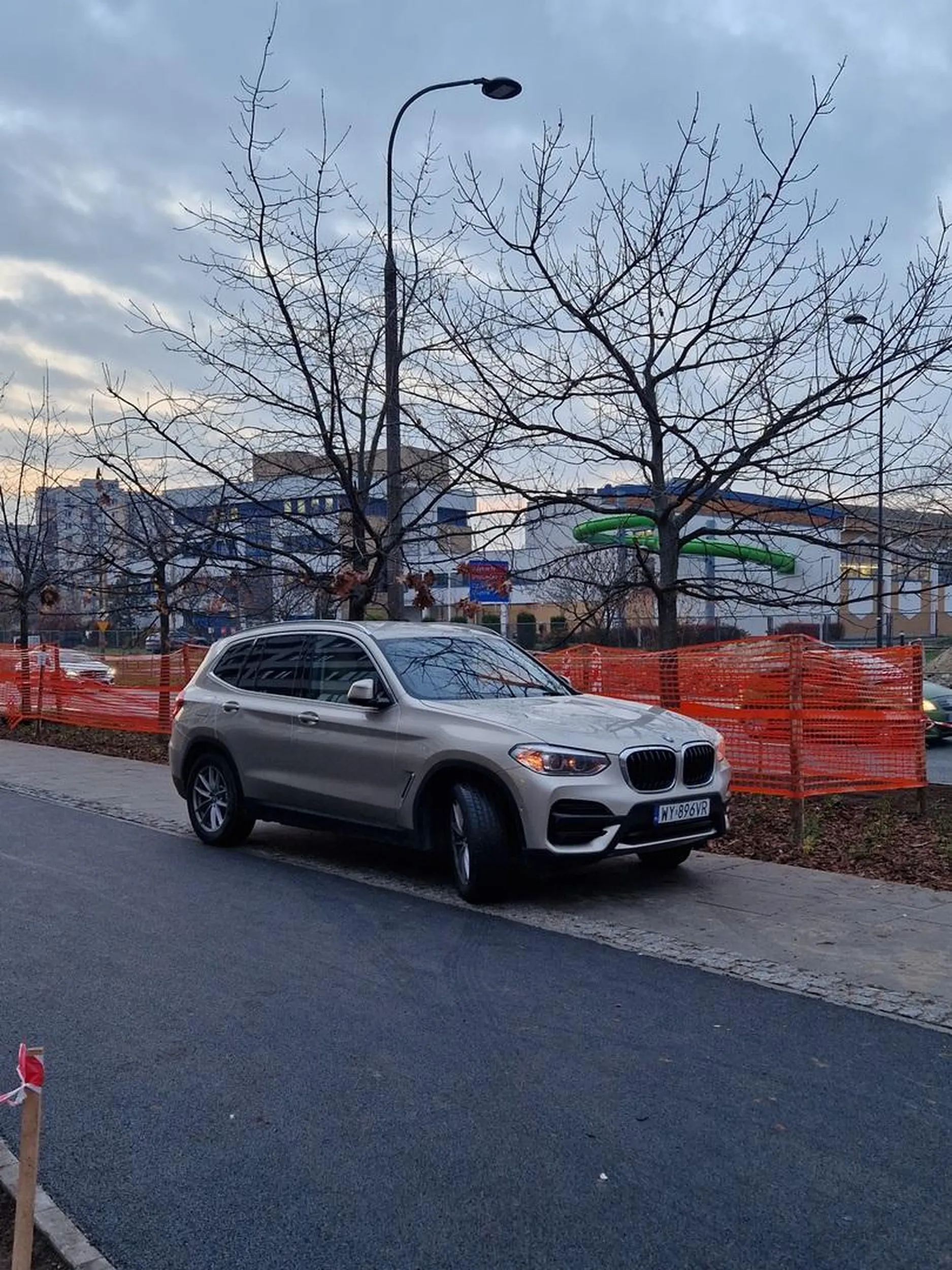 Popisowe parkowanie na nowym chodniku