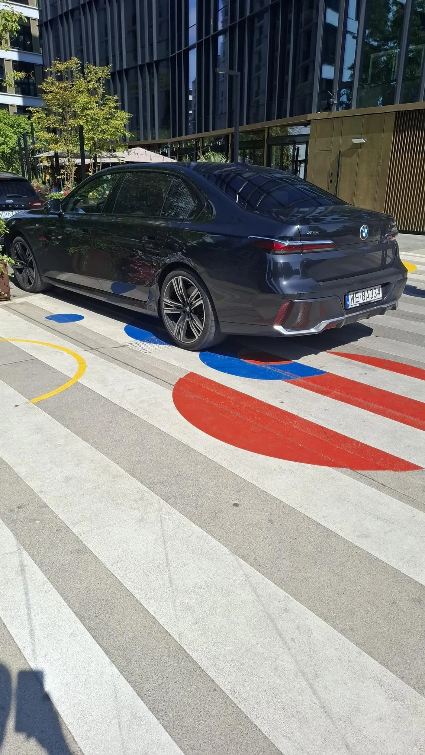 Naucz się parkować, pęknięta gumo.