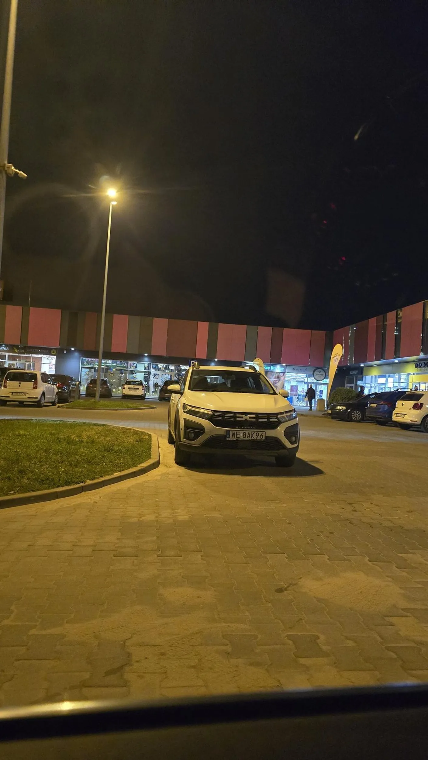 Dobrze zaparkowane na wyjeździe/skrzyżowaniu parkingowym