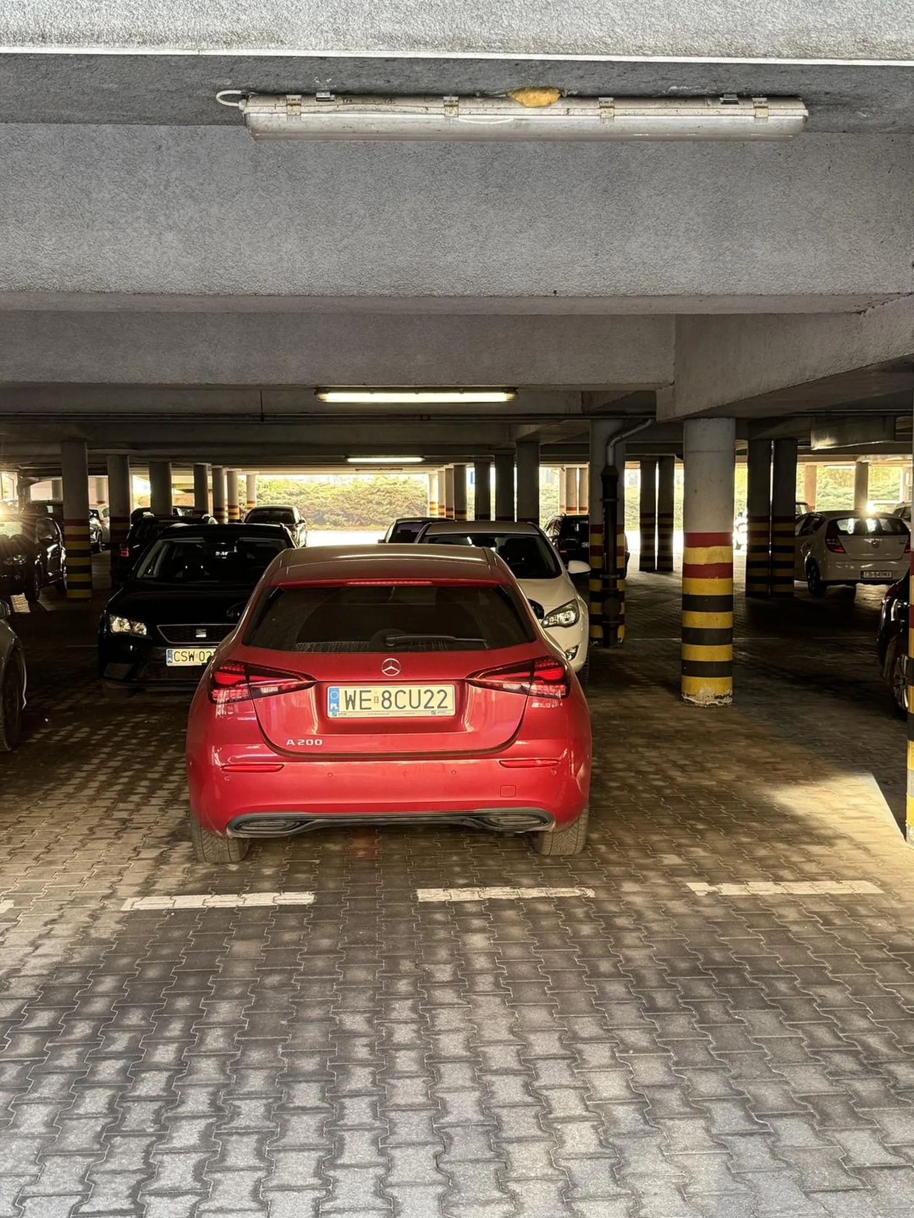 Koleżka to ewidentnie ma problem z trafianiem pomiędzy linie. Normalnie miałbym to w dupie ale pod Multikinem bardzo często nie ma gdzie stanąć:)