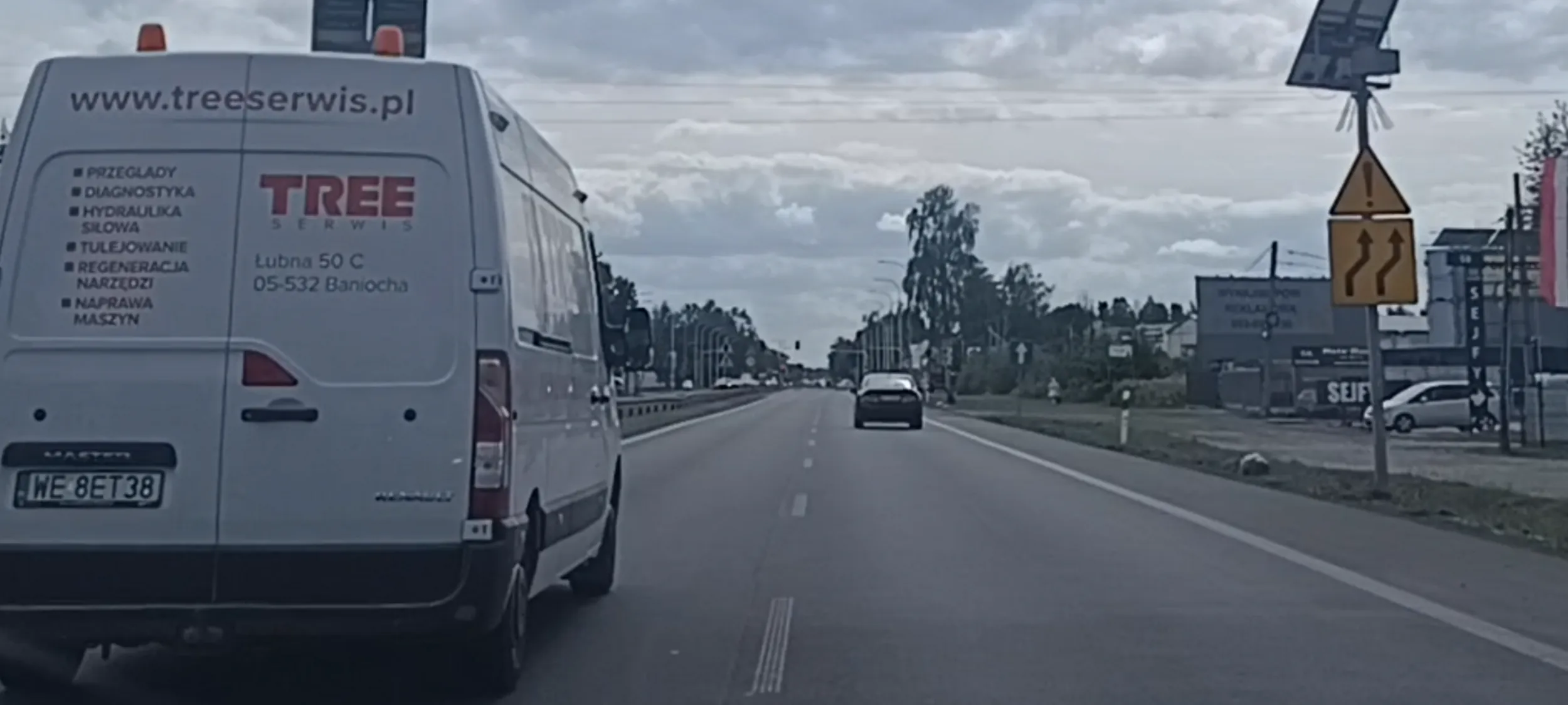 Yebaniuki król lewego pasa, blokuje ruch i do tego leci 100 kmh w miejscach ograniczenia do 70 kmh . Trasa z Warszawy  w kierunku Grójca.