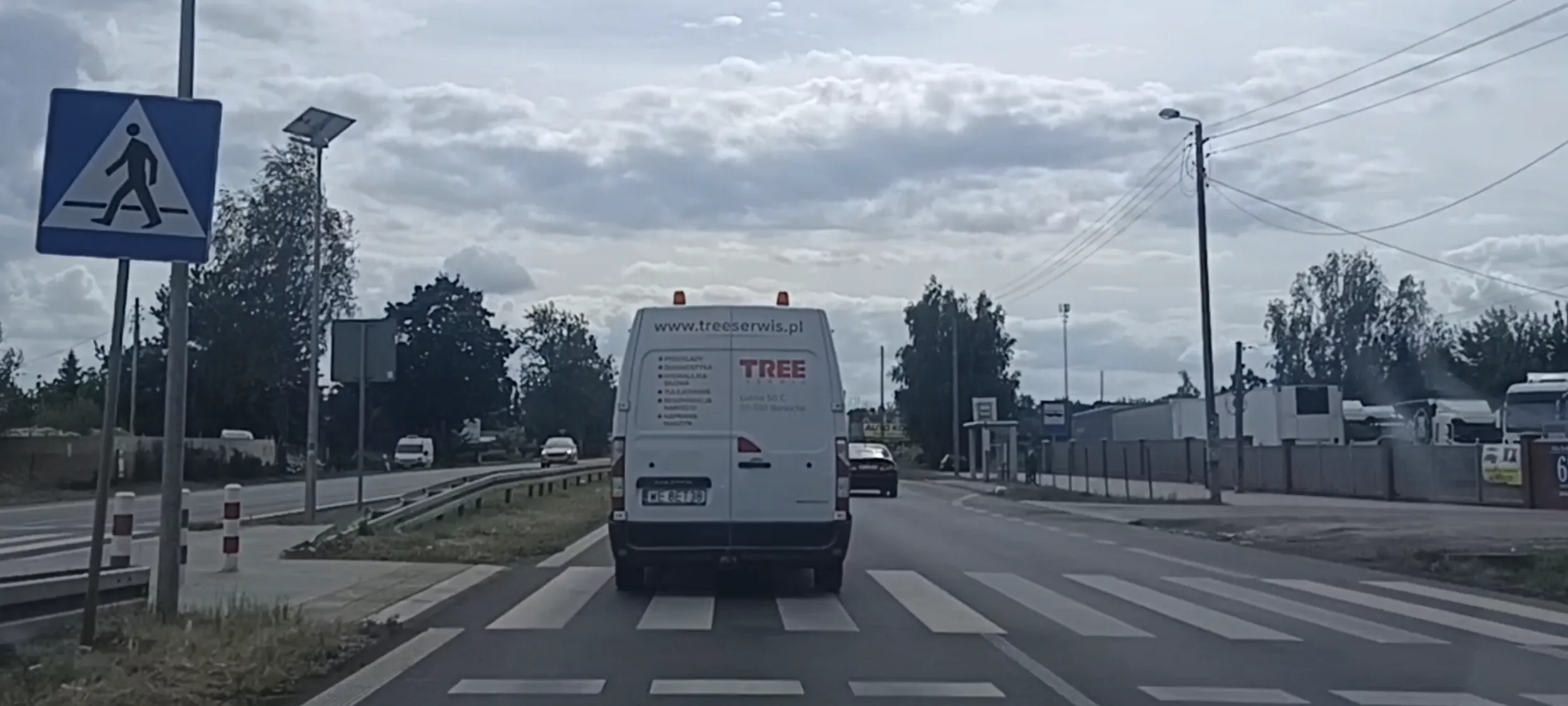 Yebaniuki król lewego pasa, blokuje ruch i do tego leci 100 kmh w miejscach ograniczenia do 70 kmh . Trasa z Warszawy  w kierunku Grójca.