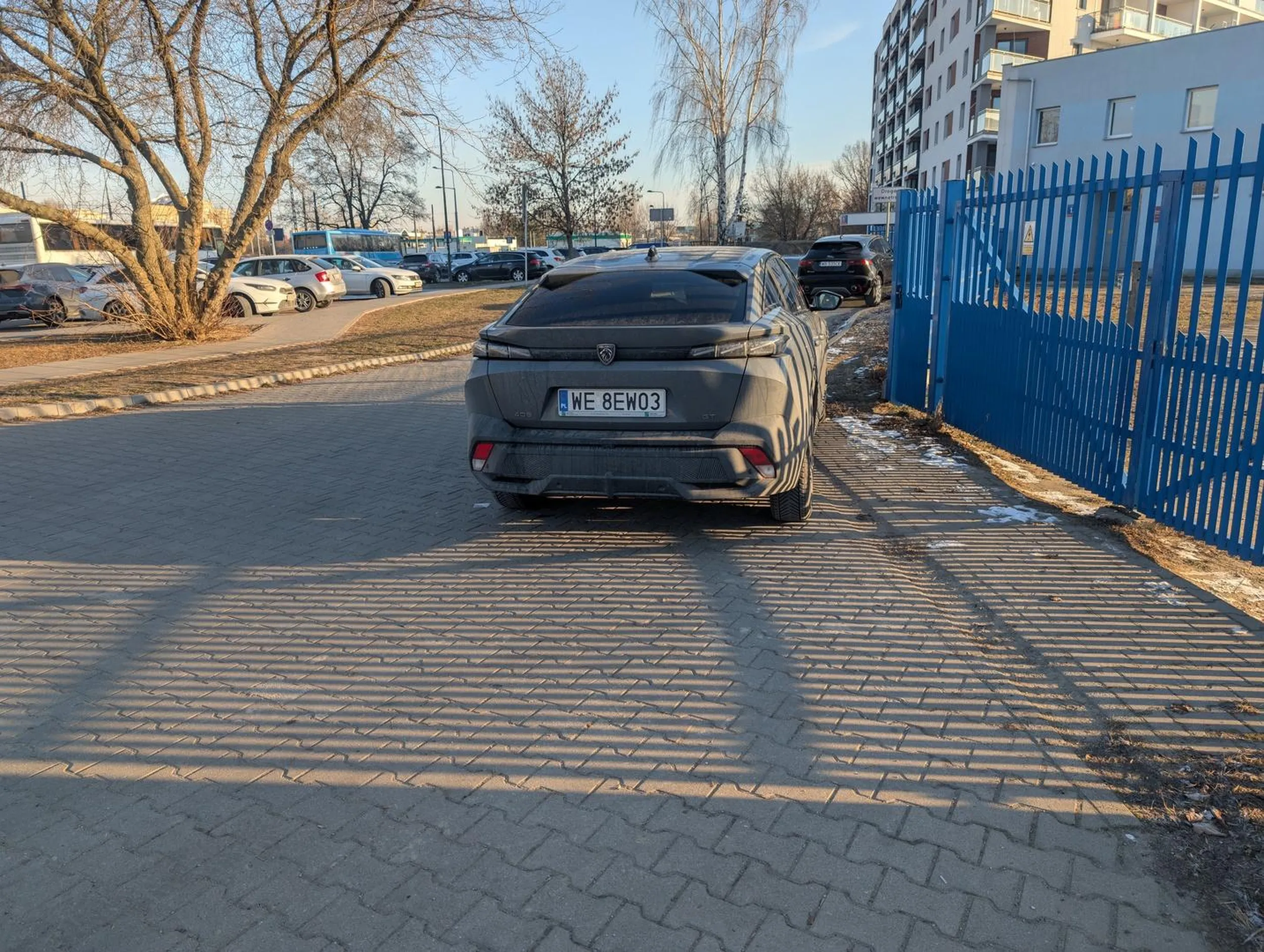 Zaparkował przy furtce do szkoły, bo wolne miejsca parkingowe są 10 metrów dalej...