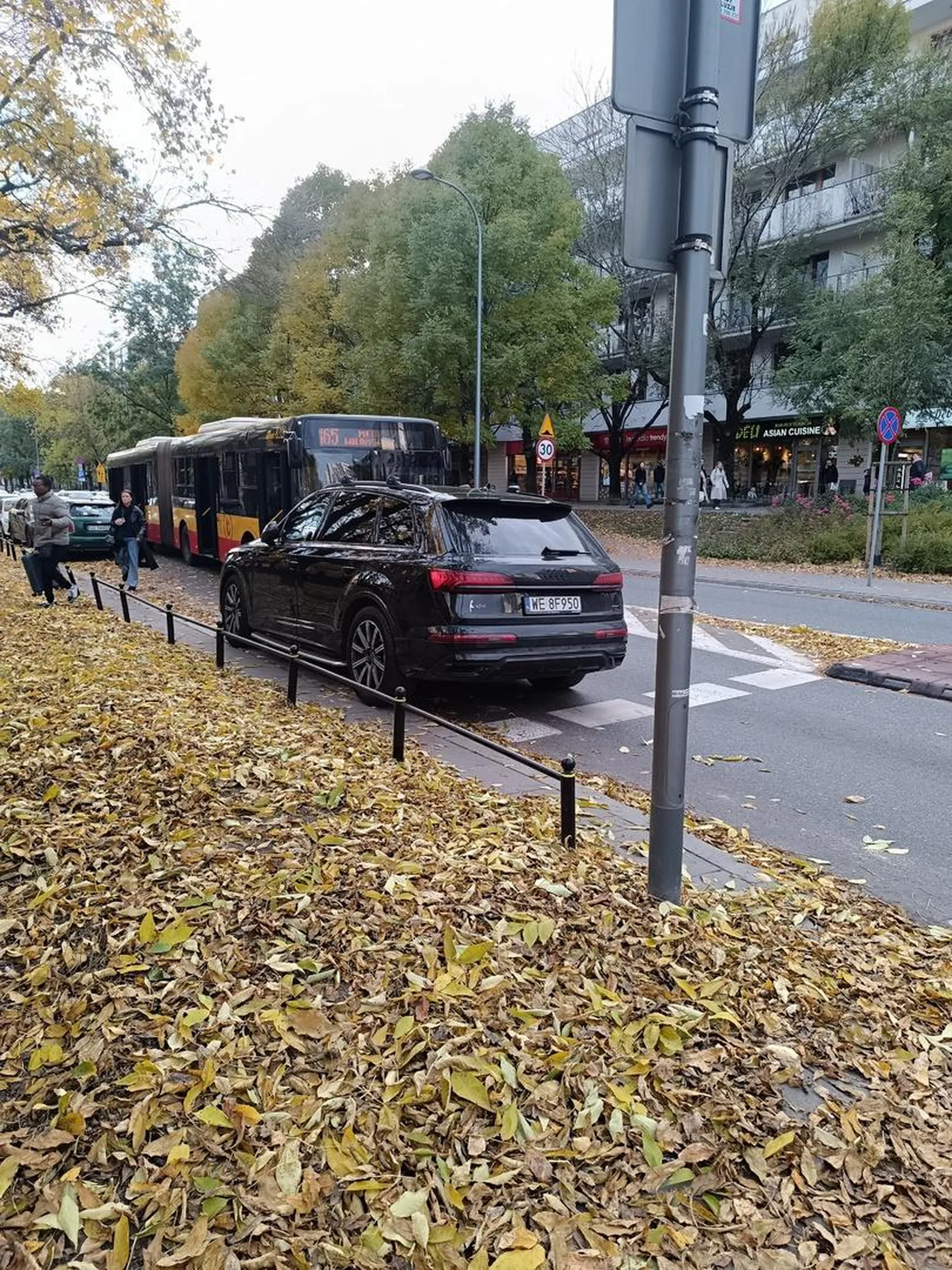 Prawie na pasach, autobus nie mógł przejechać. Po zwróceniu uwagi nie rozumiał w czym problem.