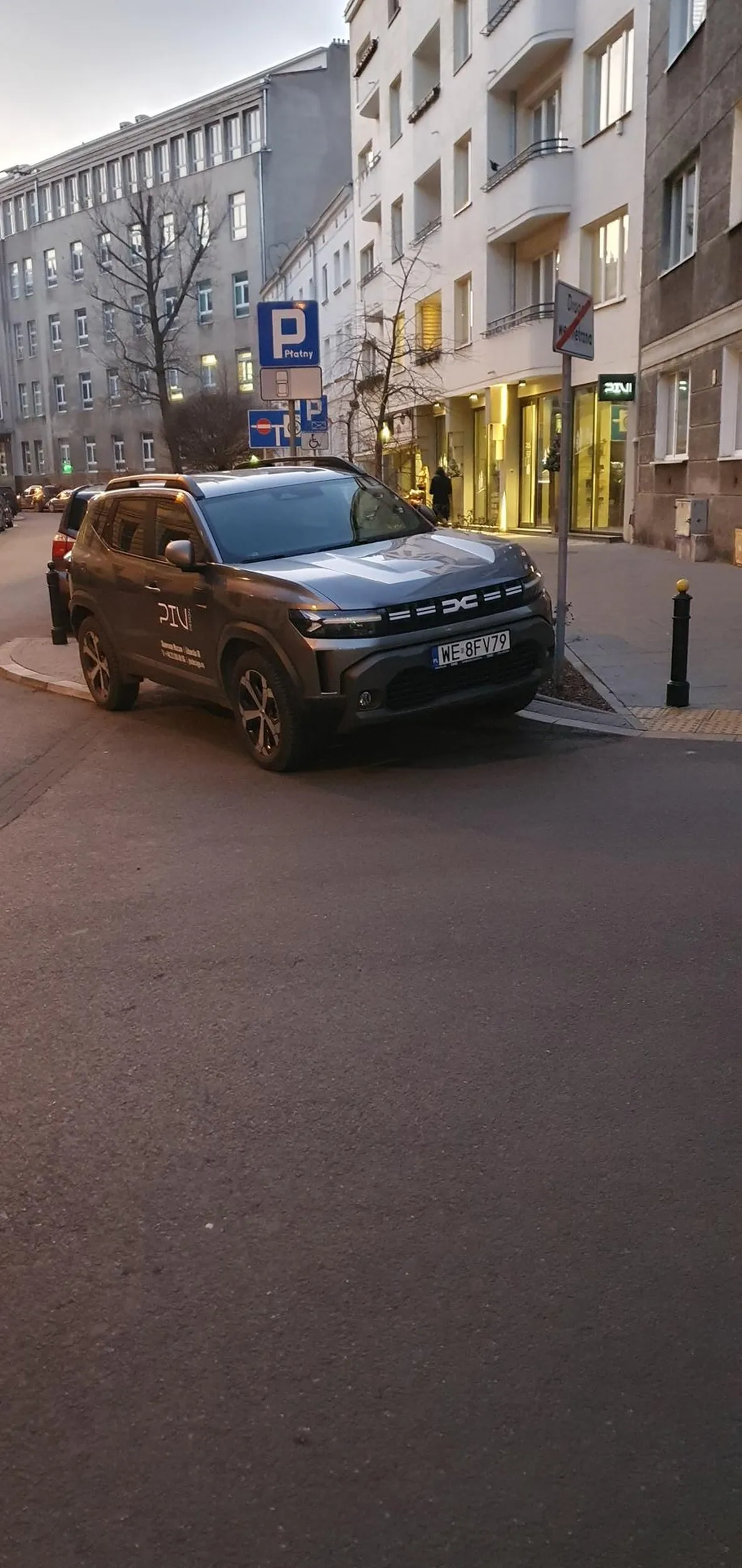 Typ regularnie parkuje na skrzyżowaniu