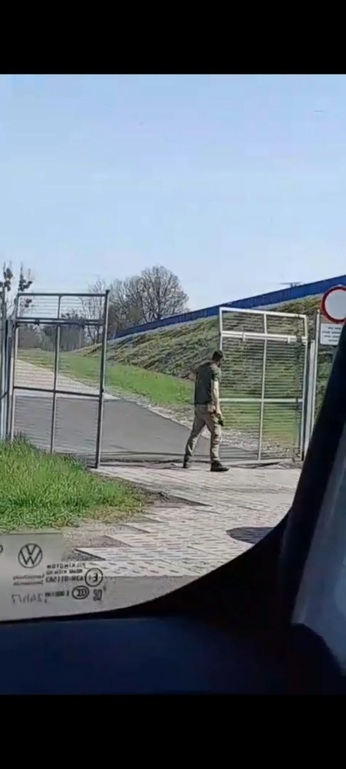 Brawa za przecięcie diaksem łańcucha w bramie awaryjnej na autostradzie a1 bo nie chciało sie stać w korku