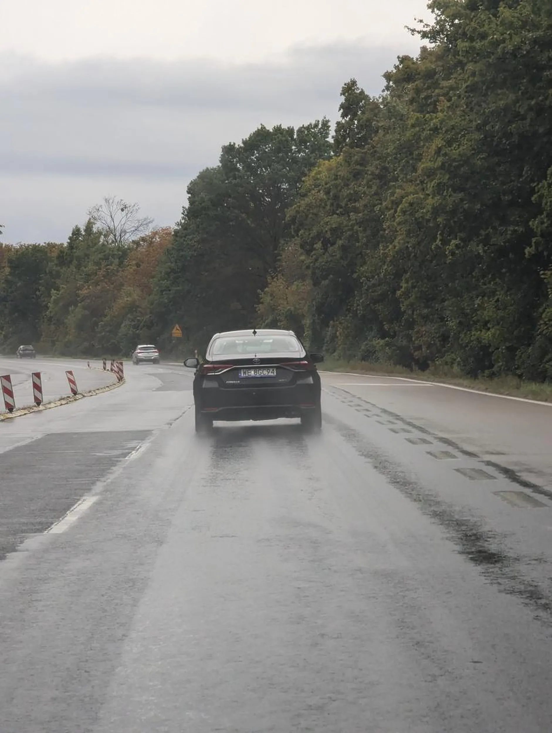 deszcz, mgła.. Pan jedzie sobie na swiatlach dziennych, zerowa widocznosc go od tyłu