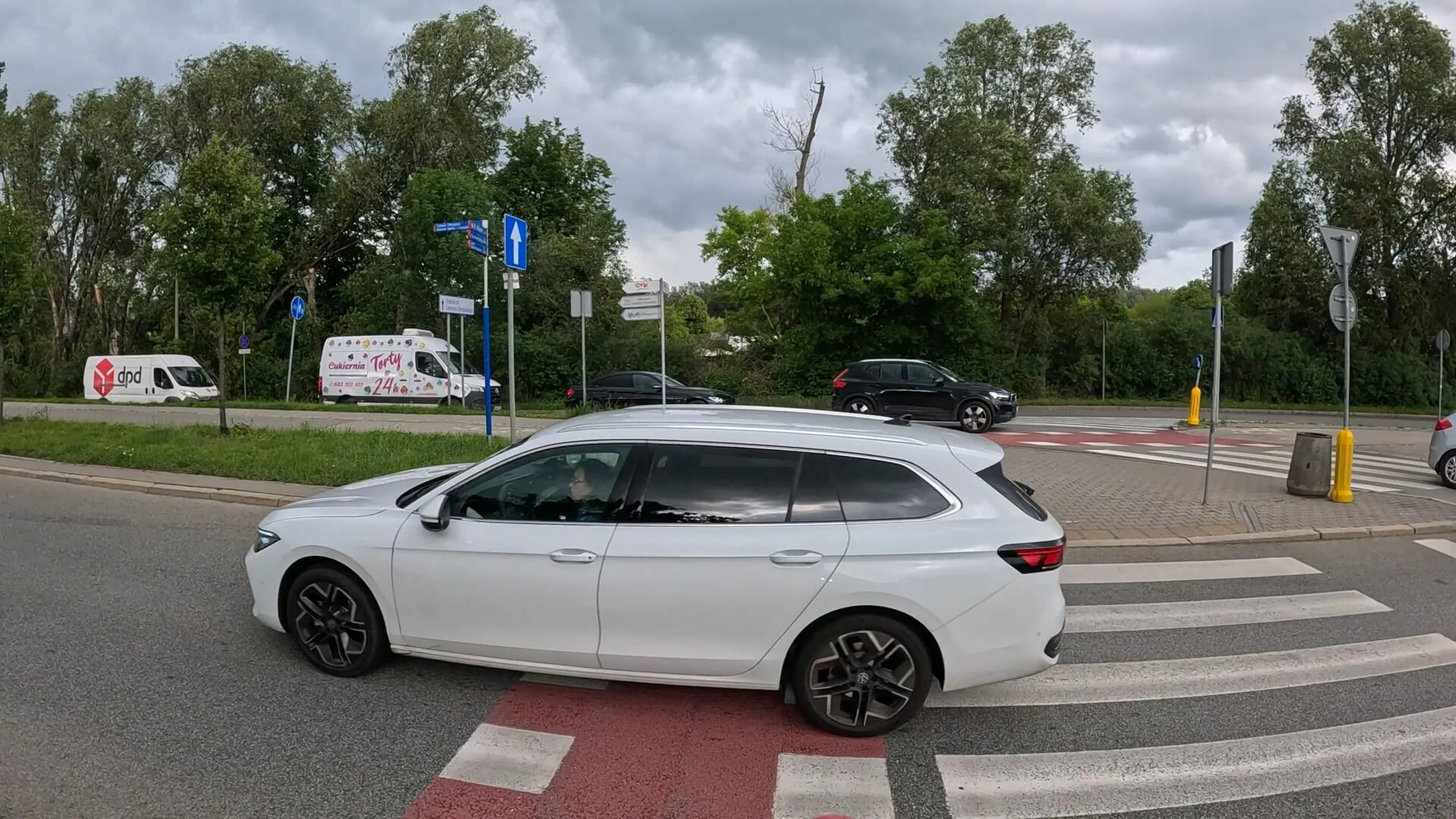 Kretynka nie ustępująca pierwszeństwa na pasach. Załatw sobie jeszcze lepsze okulary, bo nadal ślepa jesteś.