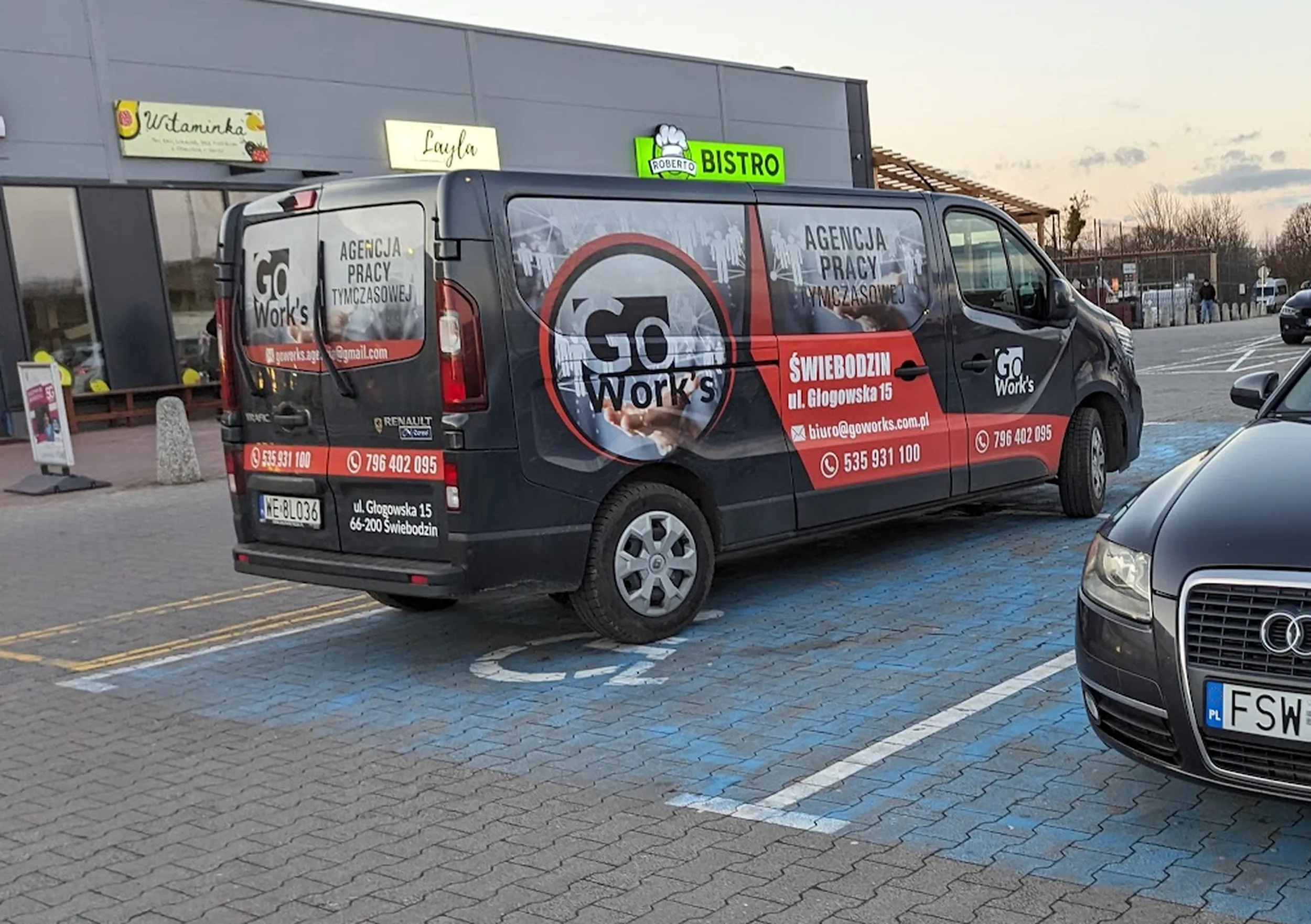 A za oknem niebieskiej karty brak. Ale kto by się tam przejmował niepełnosprawnymi