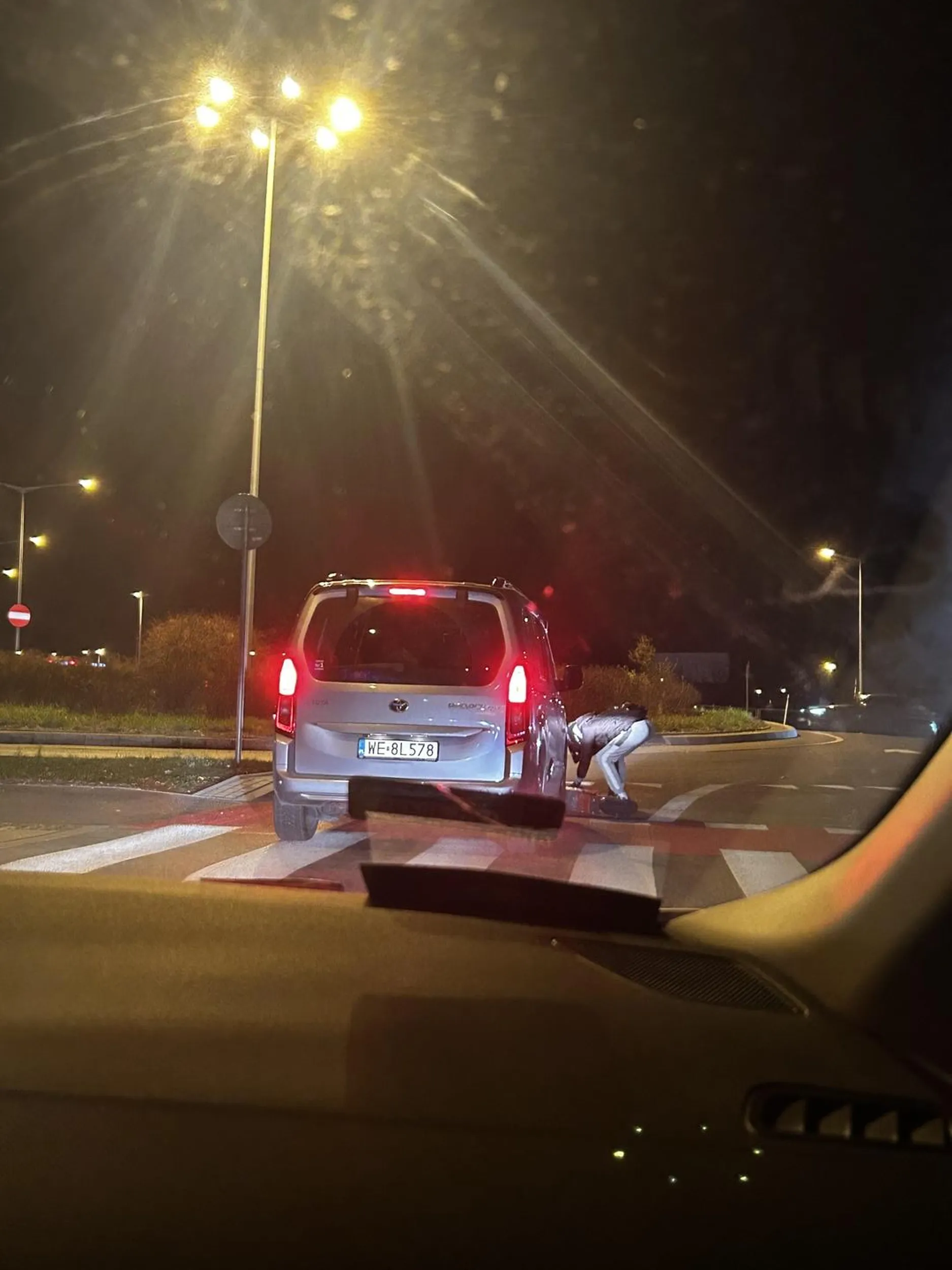 Kierowca dziś potrącił dwójkę nastolatków na hulajnodze. Całe szczęście chłopcy mieli porządne kaski na głowie