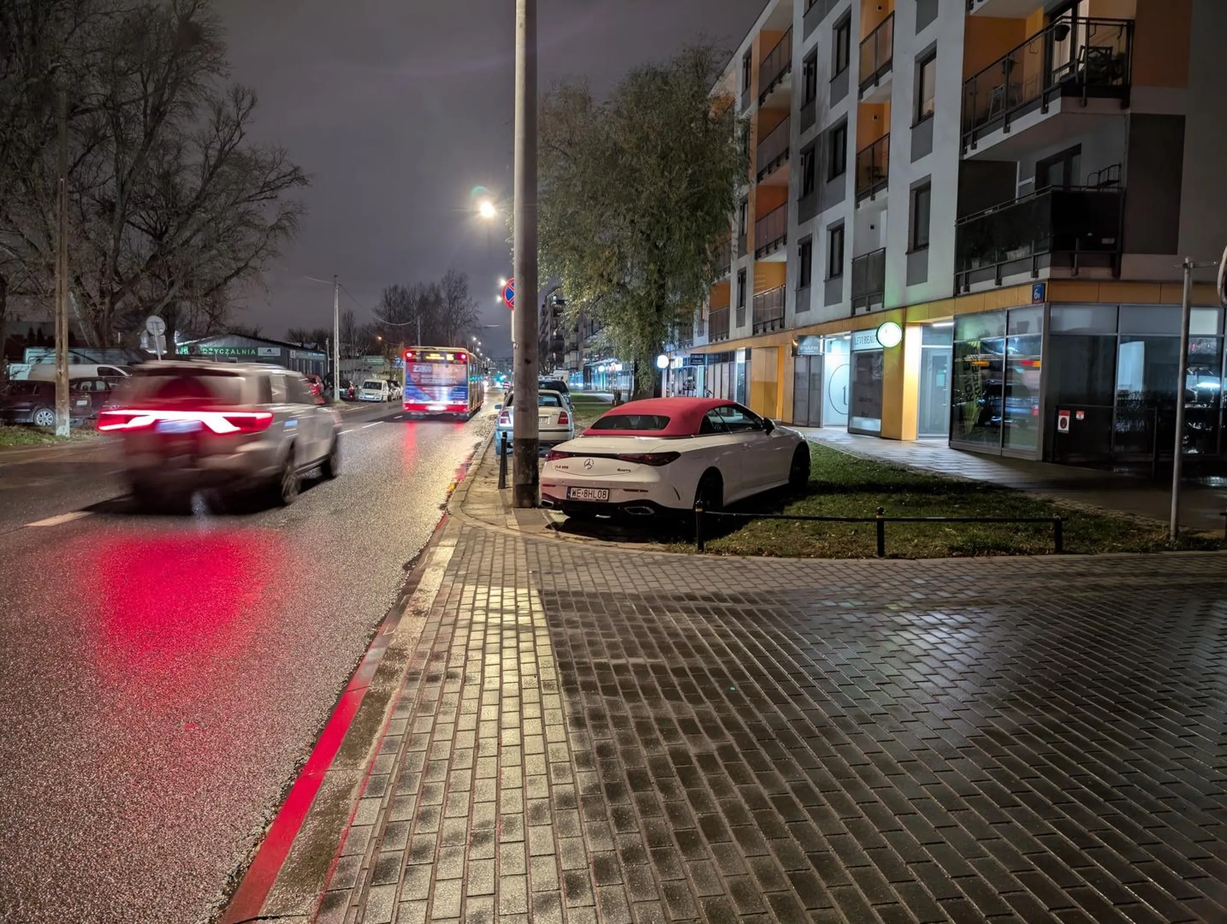 Parkowanie pod aresztem, na trawniku, na zakazie, droga fura ;)