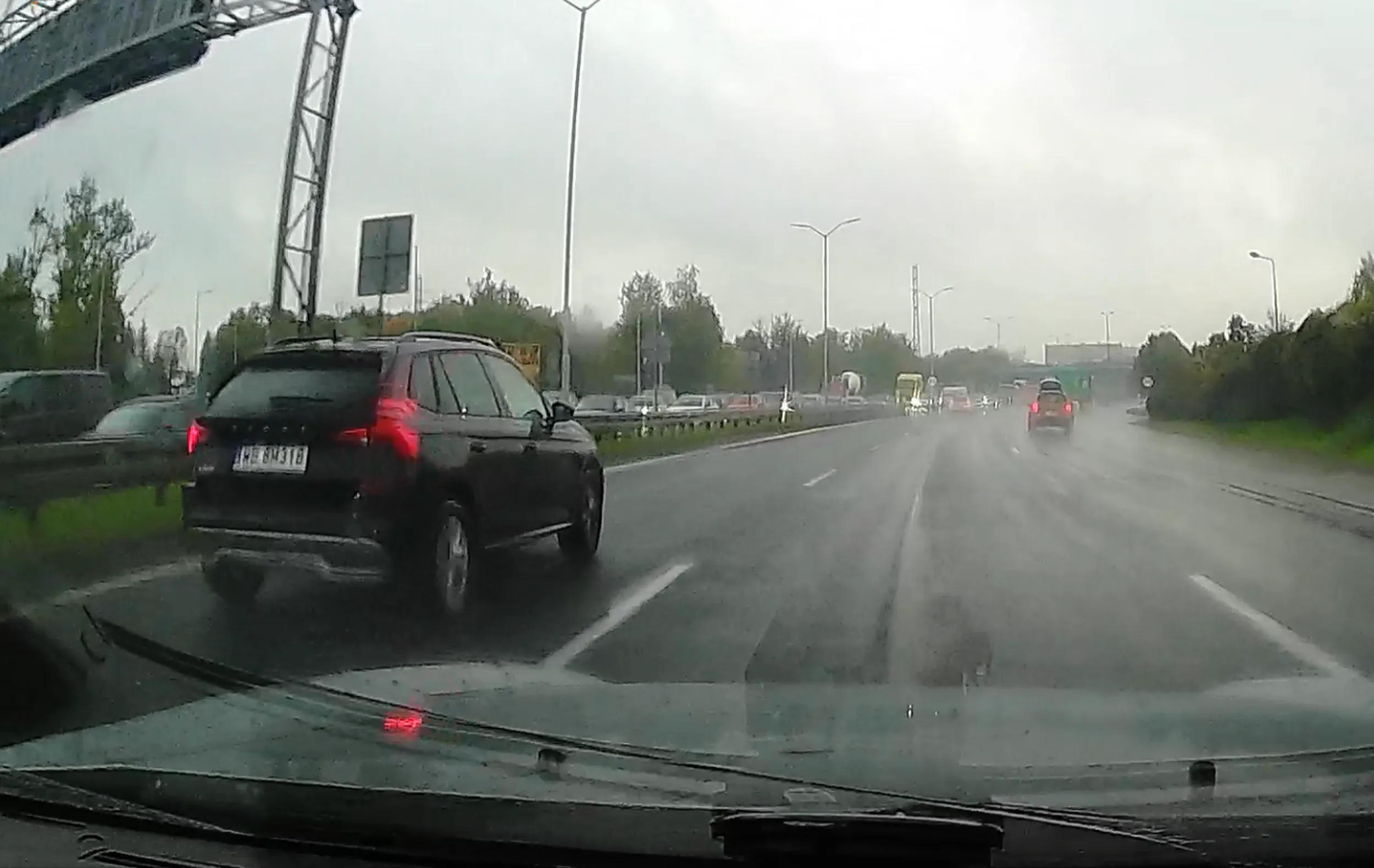 Koleś uporczywie ciśnie lewym pasem poniżej limitu, auta wyprzedzają go środkowym i nic sobie z tego nie robi.