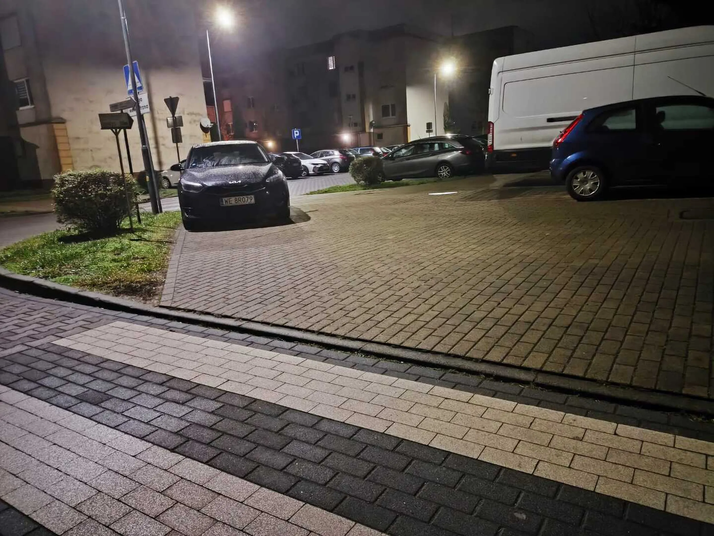 Mistrz parkowania na ulicy Miedzińskiego w Rawiczu. Art. 26 3. 3) Prawa o ruchu drogowym: Kierującemu pojazdem zabrania się jazdy wzdłuż po drodze dla pieszych lub przejściu dla pieszych.