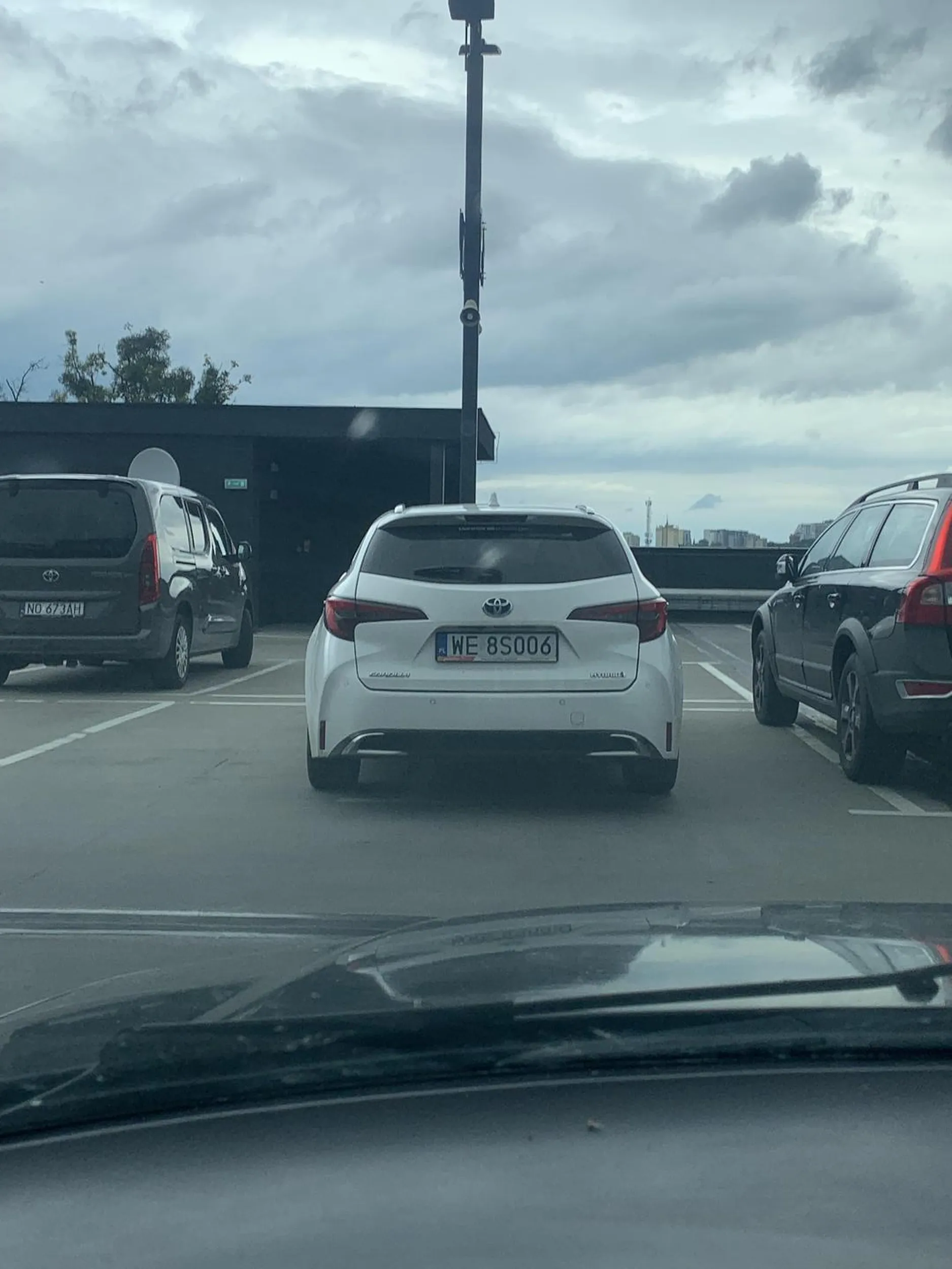 Gratuluję umiejętności parkowania w liniach  ćmoku