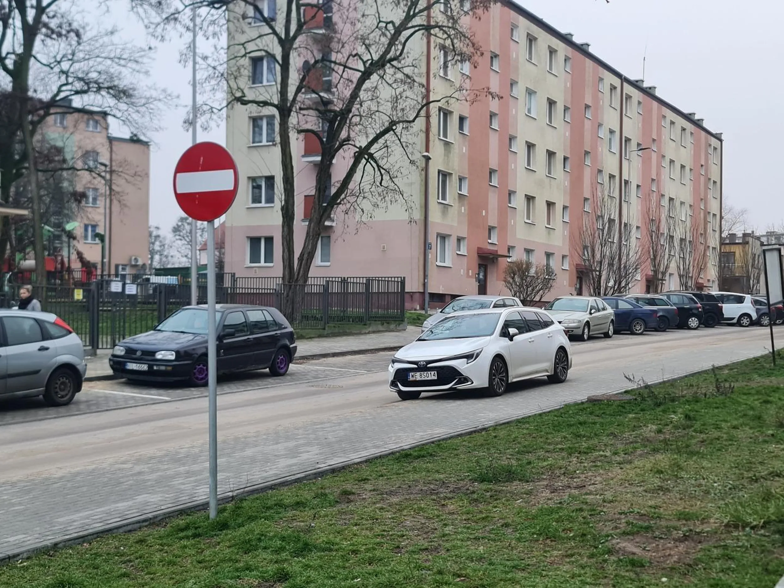 Jak widać na zdjęciu, z tyłu jest normalnie miejsce parkingowe, ale trzeba jeszcze mieć umiejętności parkowania równoległego, a nie tylko jazdy do przodu.
