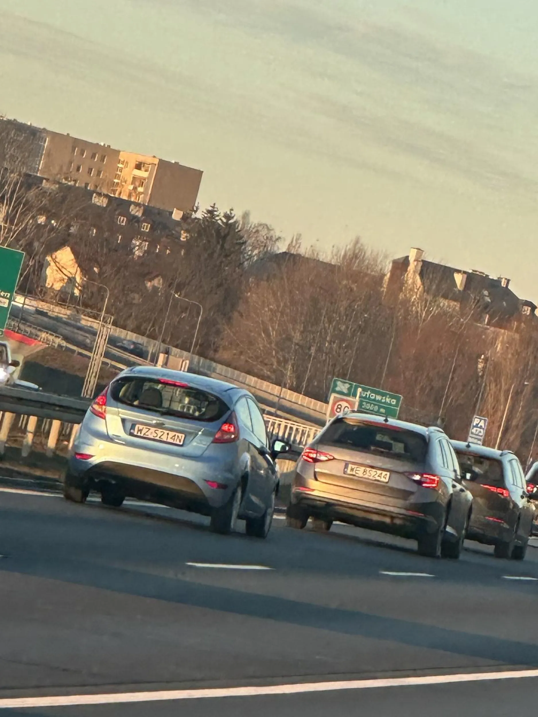 Powalony… jeździ wszystkim na zderzaku na S2 i świeci długimi. Typowy zakompleksiony typ który musi że nadrobi braki jeżdżąc na zderzaku swoją skodzinka. Tak lawiruje między pasami, że prawie spowodował wypadek. Potem przez takie karykatury giną ludzie. No większego idioty dawno nie było. Jak jest korek to nikt ci nie będzie zjeżdżał. Naucz się jeździć. Przykro patrzeć. Proponuję nauki doszkalające. Pięknie było patrzeć jak się poci i zmienia pasy jak chory a ostatecznie zostaje w tyle bo nikt go nie chce wpuścić.