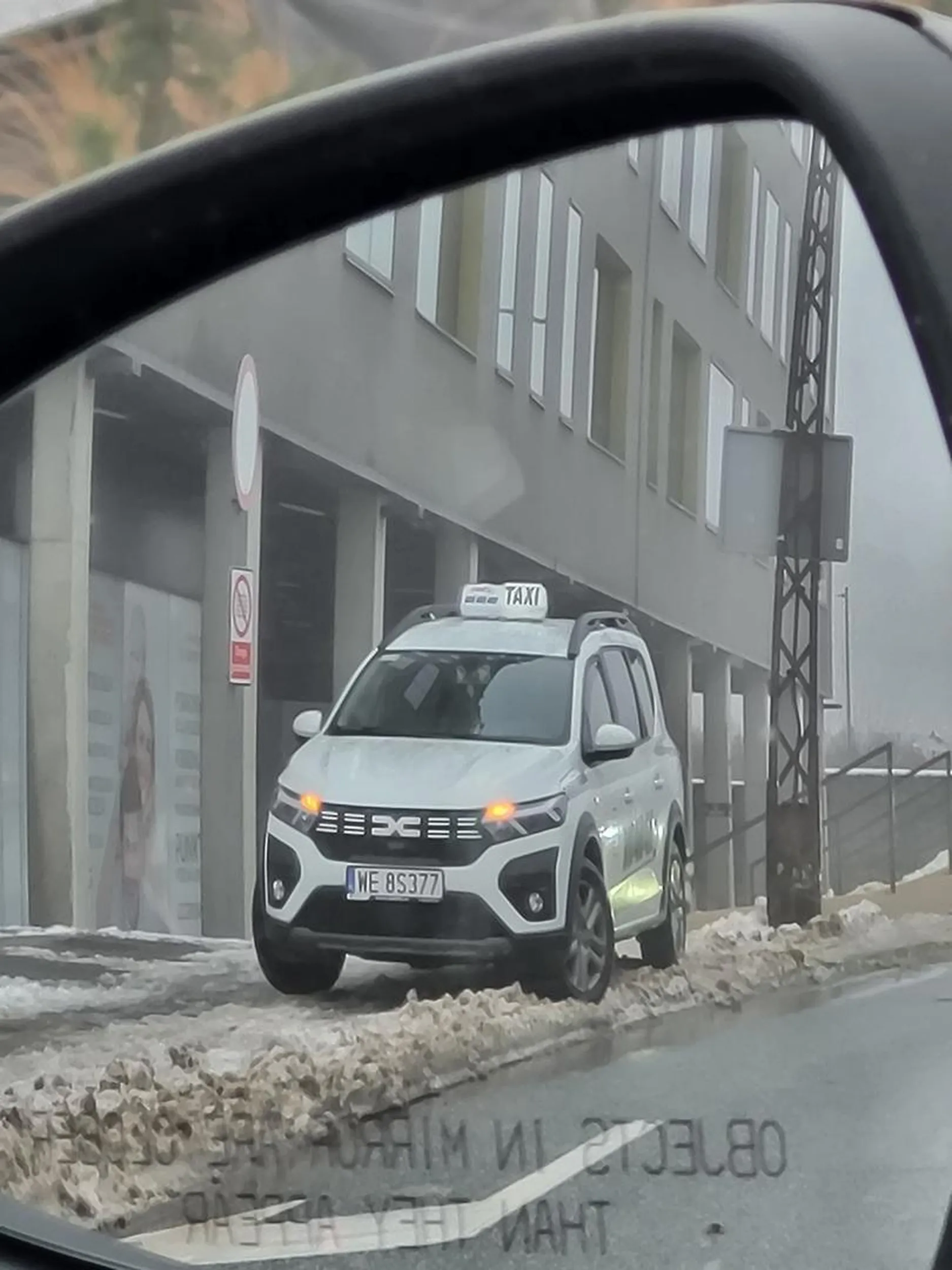 Auto na awaryjnych, bo trzeba do bankomatu skoczyć. Wjazd na drogę pożarową zastawiony i cały chodnik, akurat ta odśnieżona część. Pieszy niech sobie omija, co tam.
