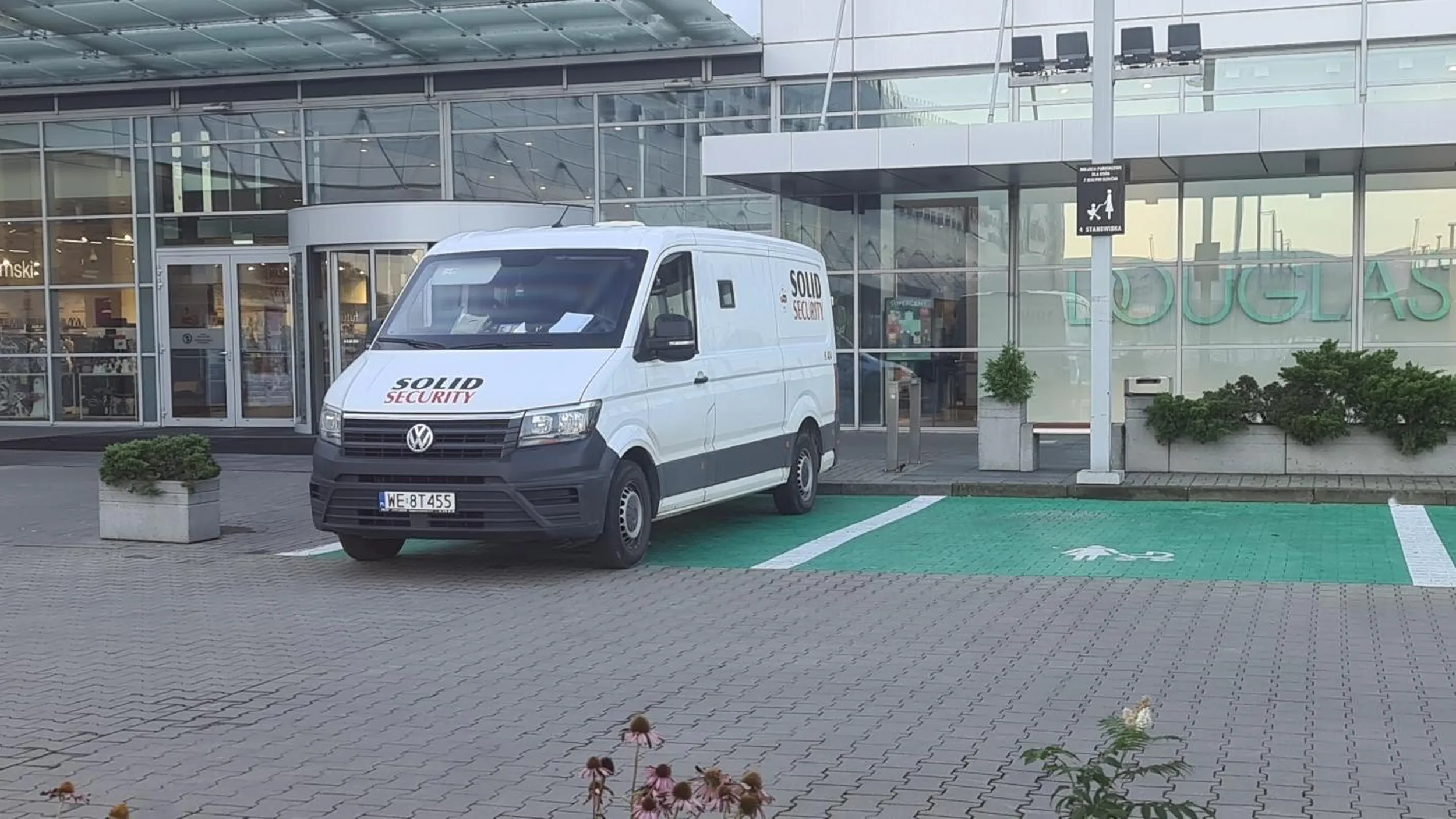 małe dzieci zapewne przyjechały na zakupy :)