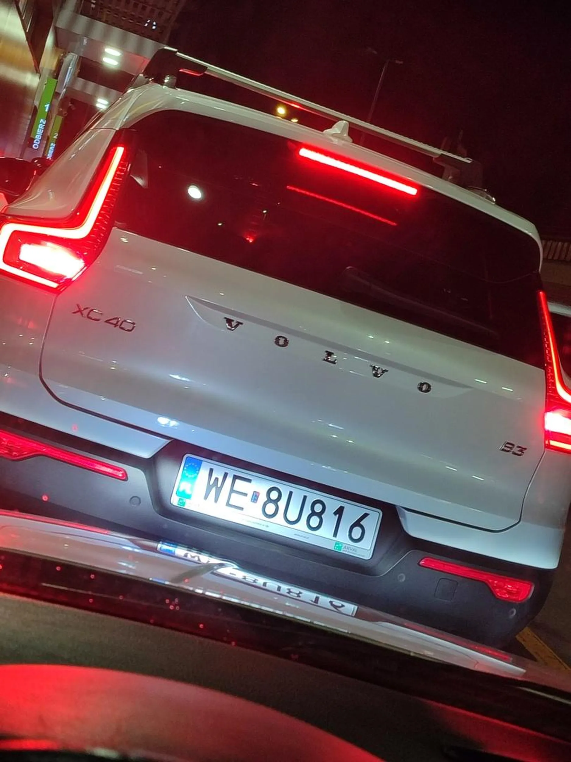 Chamstwo z Warszawy w Oświęcimiu, wpycha się do kolejki w McDonalds jakby nigdy nie jadła. Nie pozdrawiam.