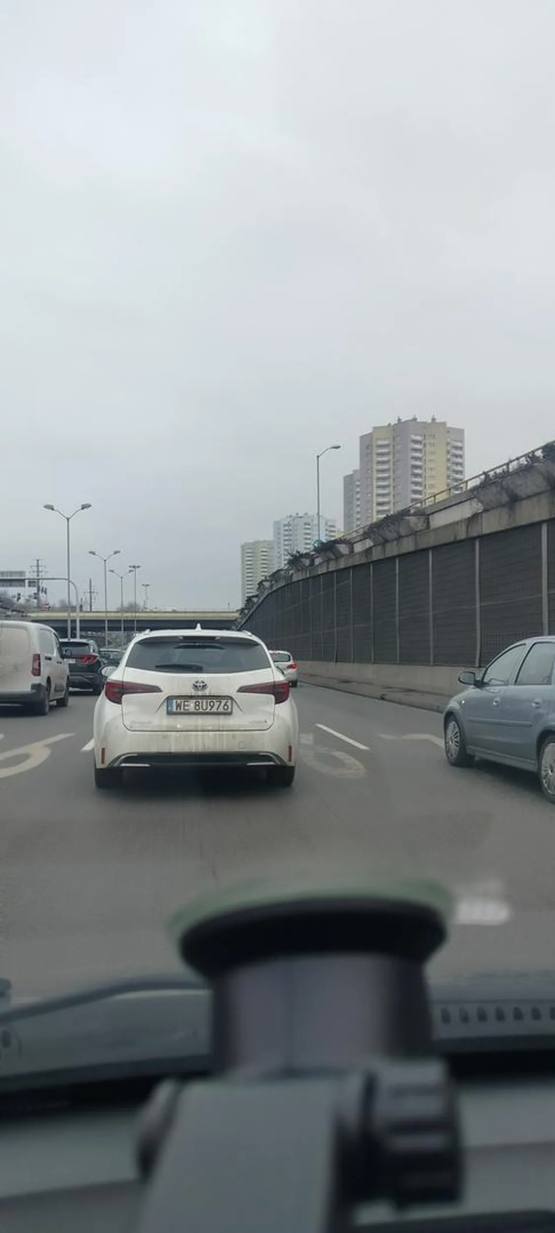 naucz się jeździć, wymuszasz pierwszeństwo i jeszcze próbujesz wymusić odszkodowanie dawając po hamulcach!!!!