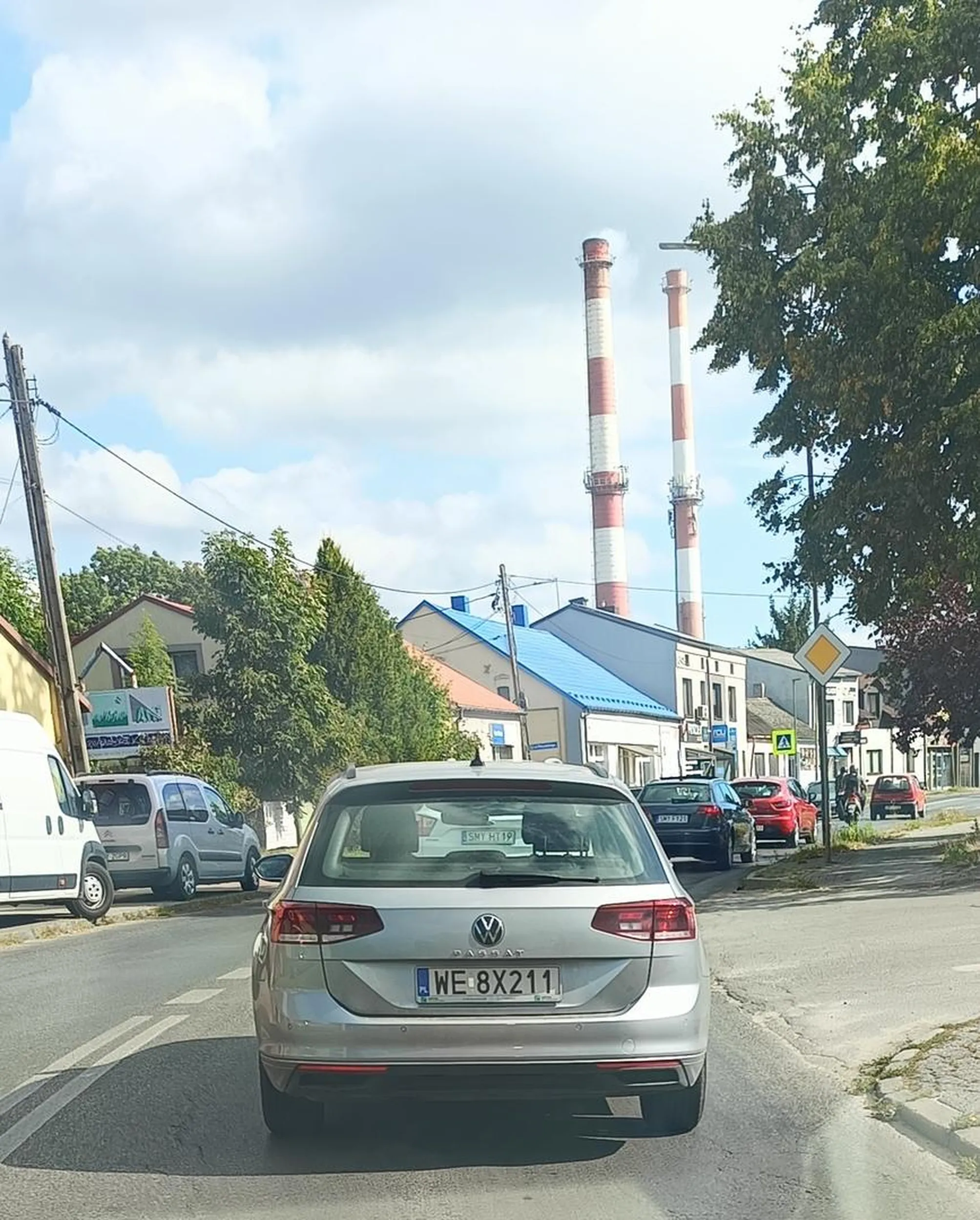 Naucz się idiotko, że nie korzysta się z telefonu podczas jazdy!!! Gapisz się w ten tel jak szpak w pizde i stoisz jak masz zielone światło na sygnalizatorze, aż trzeba trąbić żebyś jechała!!!