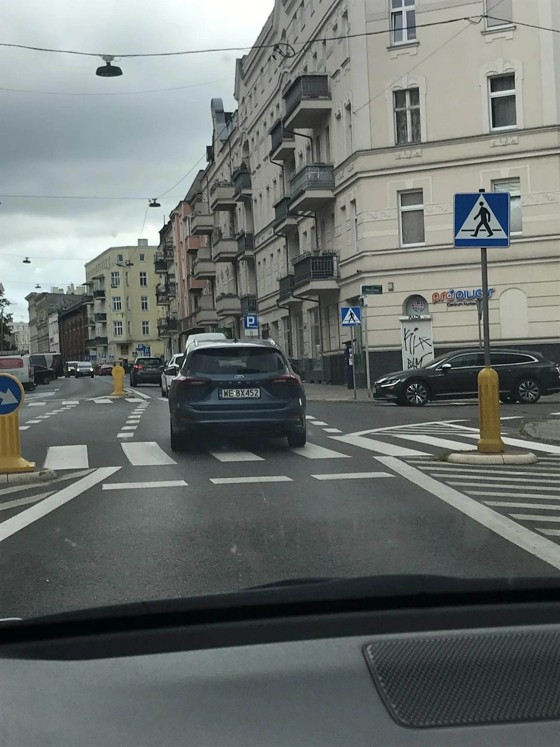 Chłop co najpierw przejechał perfidnie na czerwonym a skrzyżowanie dalej praktycznie strącił pieszych z pasów.