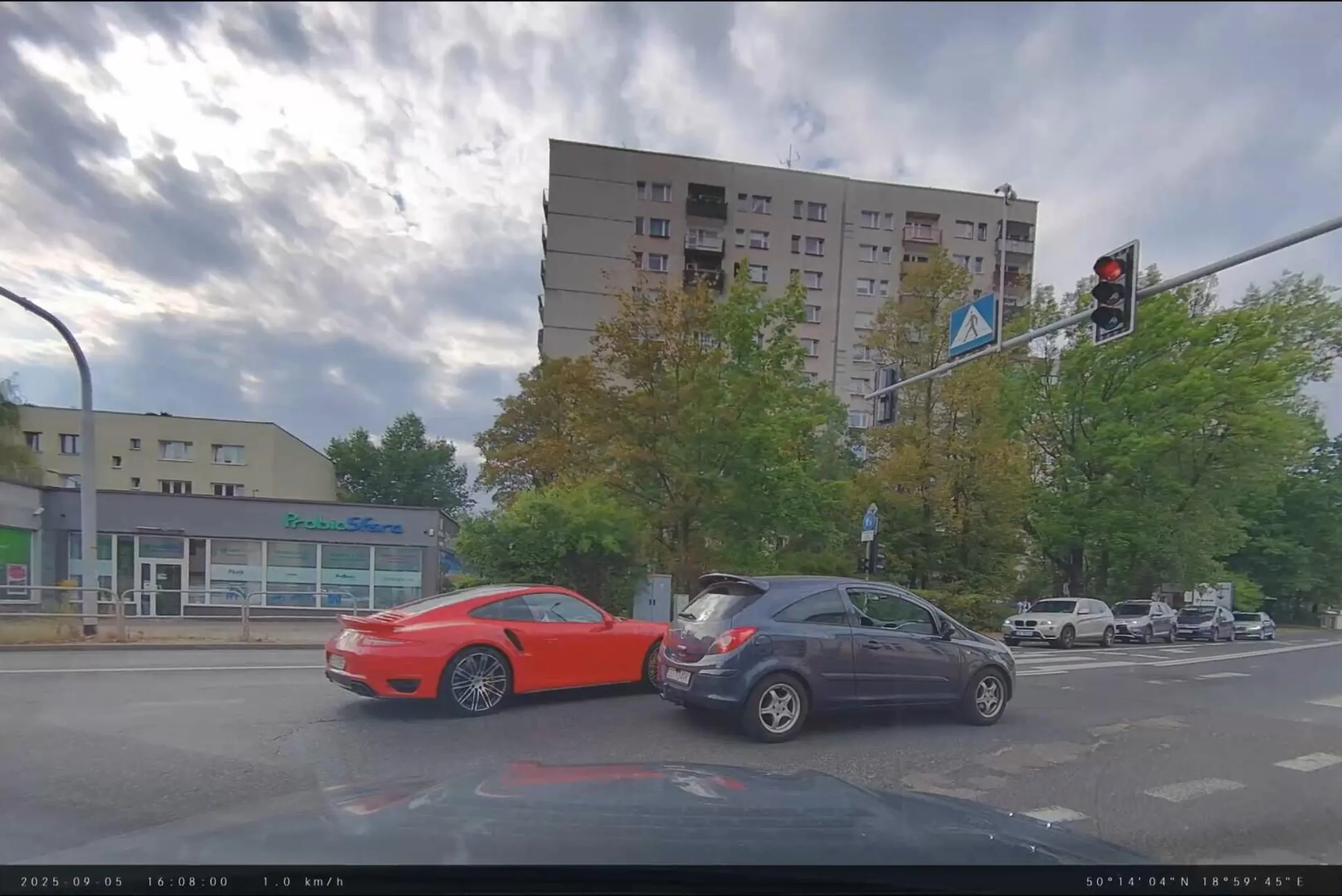 Podobno gość upośledzony umysłowo i ma krzywego, dlatego nigdy mu nie wchodzi. Ma szczególne upodobanie do wyprzedzania aut stojących na czerwonym świetle i przejeżdżania na zielonym dla pieszych, ale jak widać przepisy go nie dotyczą, bo jeździ starym zdezolowanym Porschakiem. Podobno mama biła go w łeb po urodzeniu i to chyba dlatego.