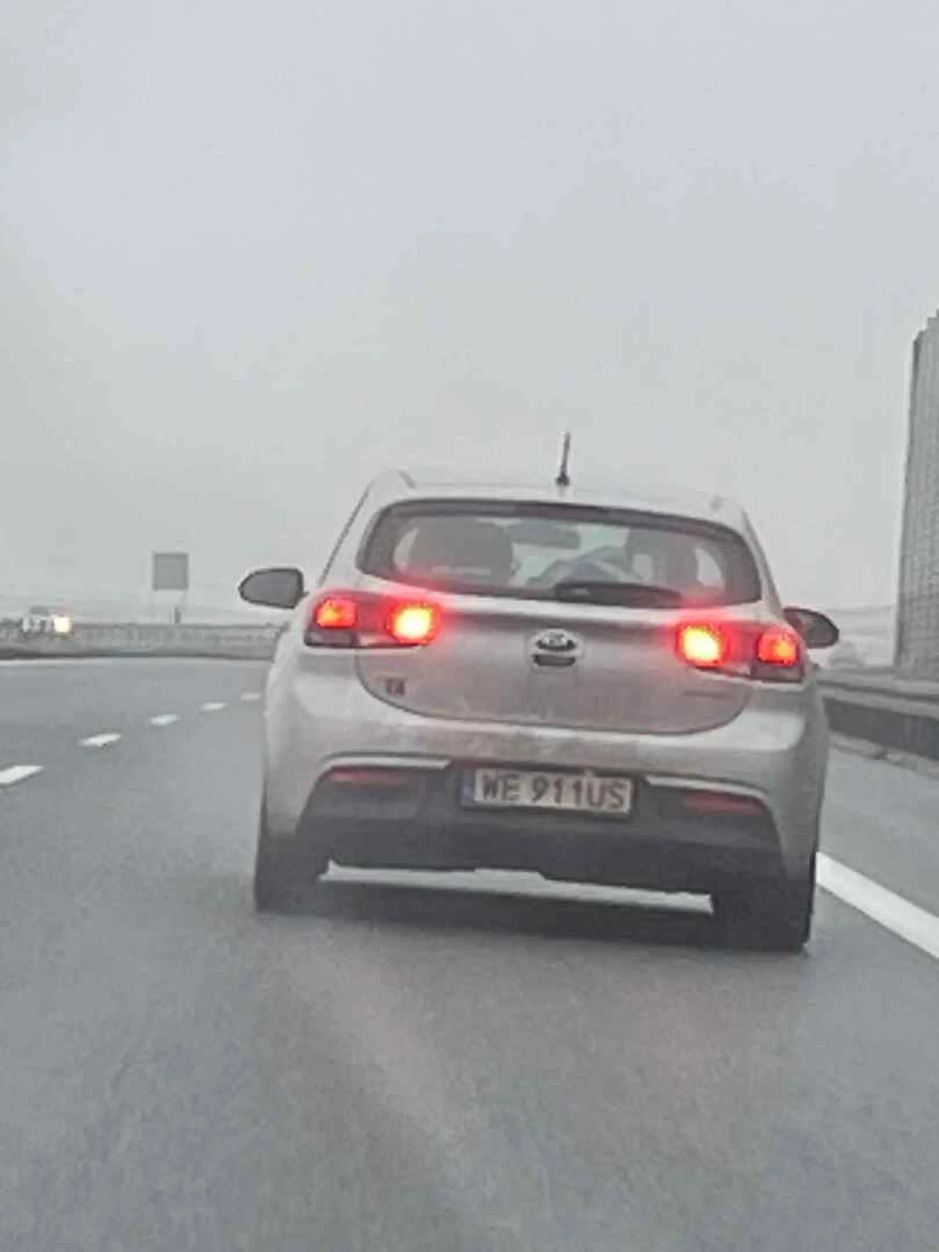 Widoczność idealna, a niezbyt rozgarnięty kierowca jedzie na przeciwmgielnych i oślepia całą S8. Mruganie niestety nic nie dało, latarnia intelektu kolegi tudzież koleżanki nie świeciła zbyt jasno i nie wyłapała, że coś jest nie tak.