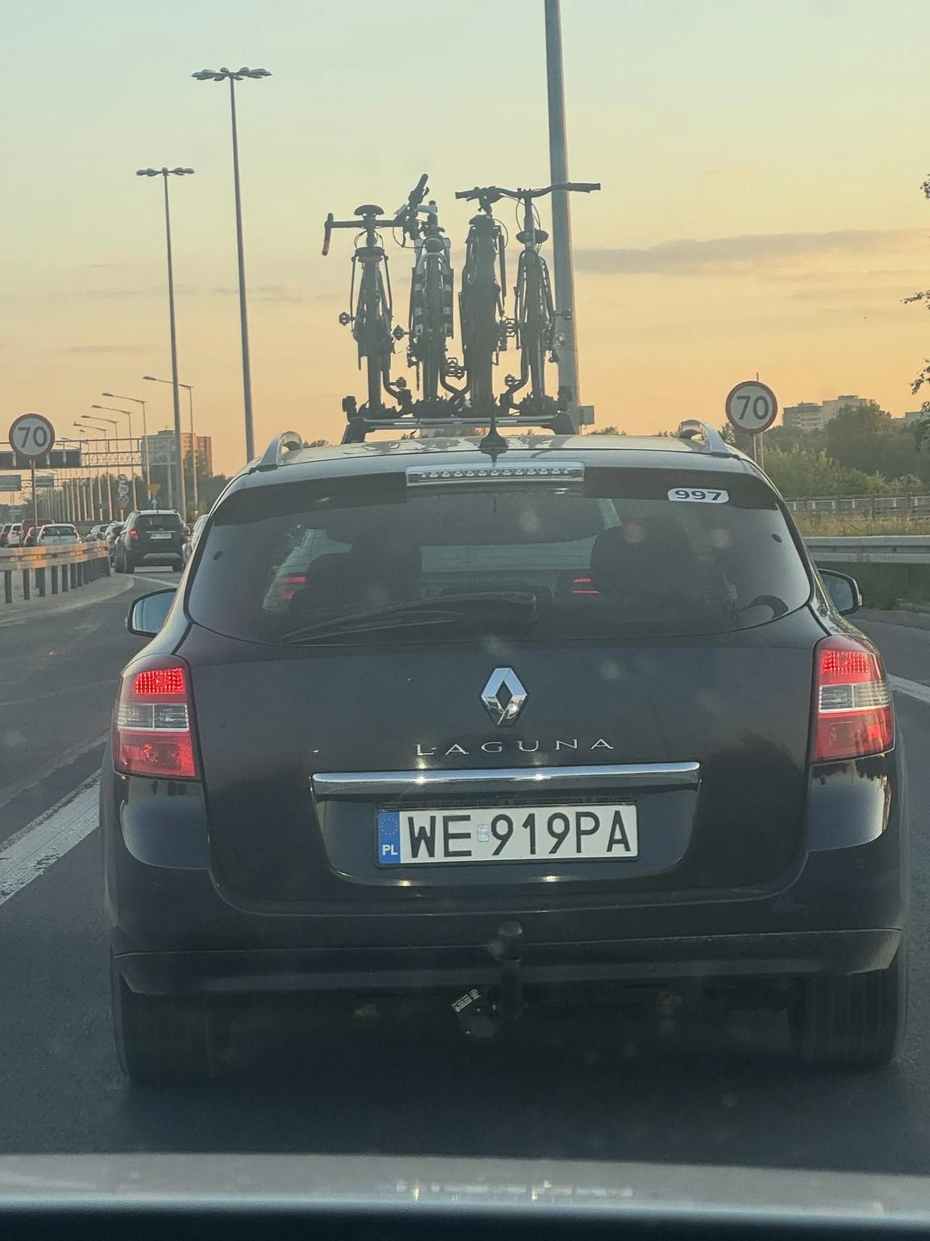 Jak nie umiesz jeździć to nie jeździj a nie próbujesz grać szeryfa i się wklejasz na ostatni moment i żałuję że skręciłeś bo za ten palec dostałbyś po mordzie ;)