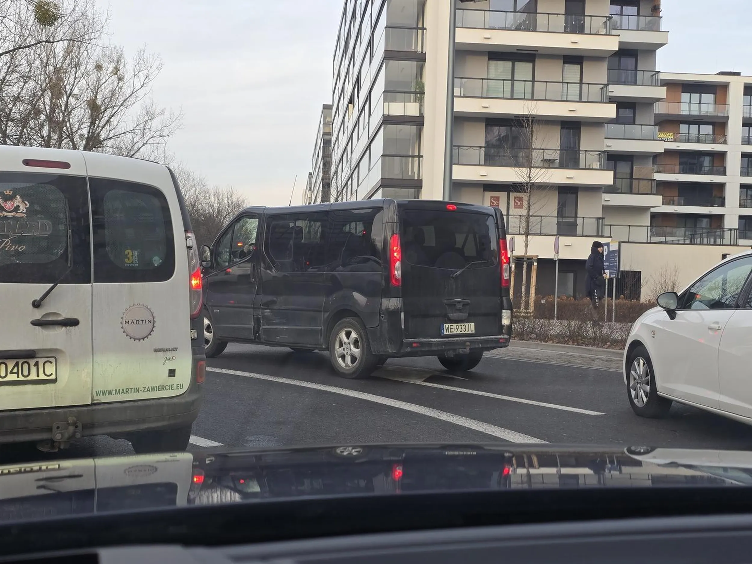 Auto niewyposażone w kierunkowskazy albo kierowca bez prawa jazdy. Jechałem za nim przez kilka skrzyżowań w tym również rond i stwarza zagrożenie, kierunkowskazów nie używa nigdy.