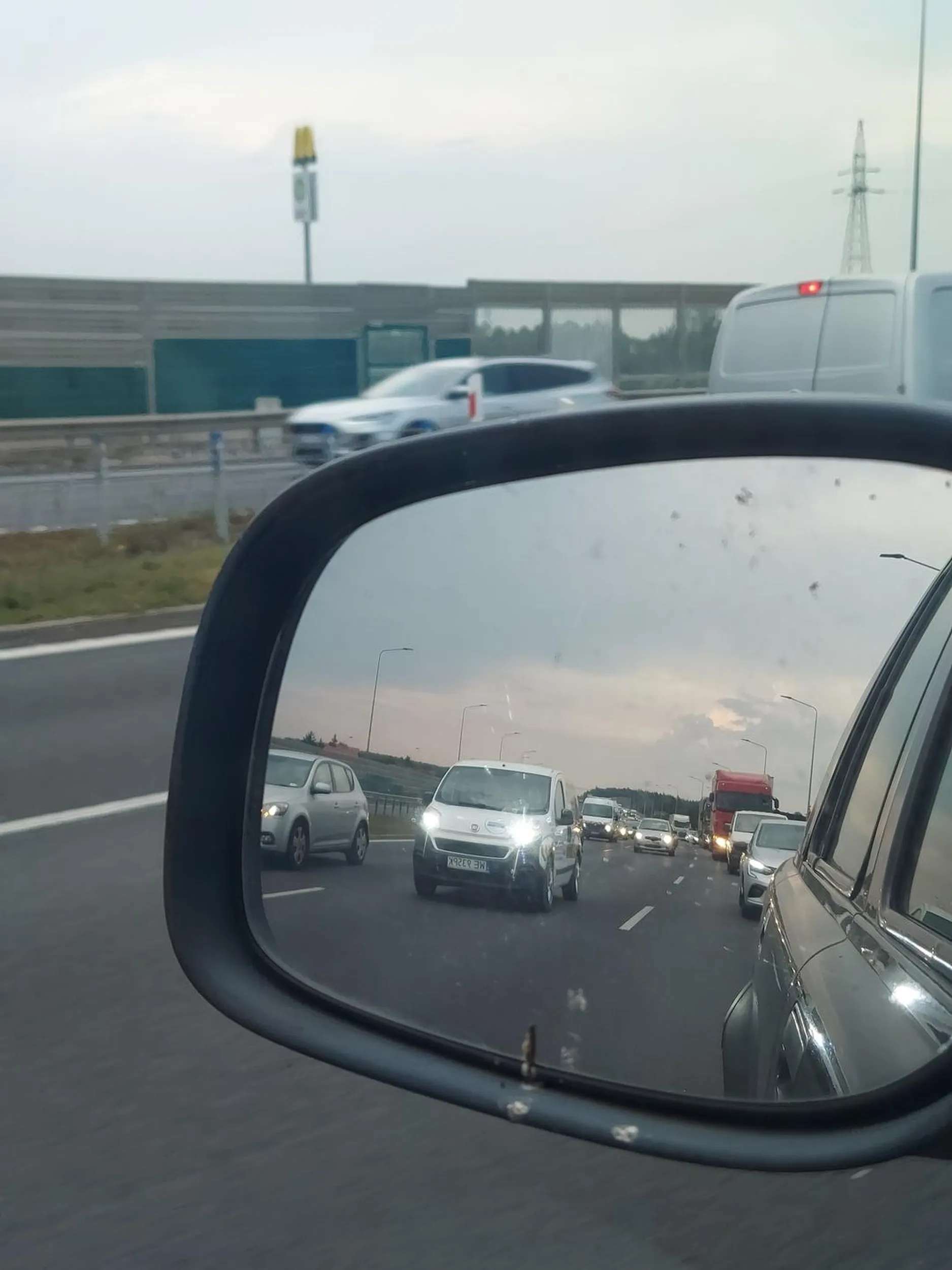 Za te chińskie pseudo ledy na odbłyśniku powinni prawko dożywotnio zabierać