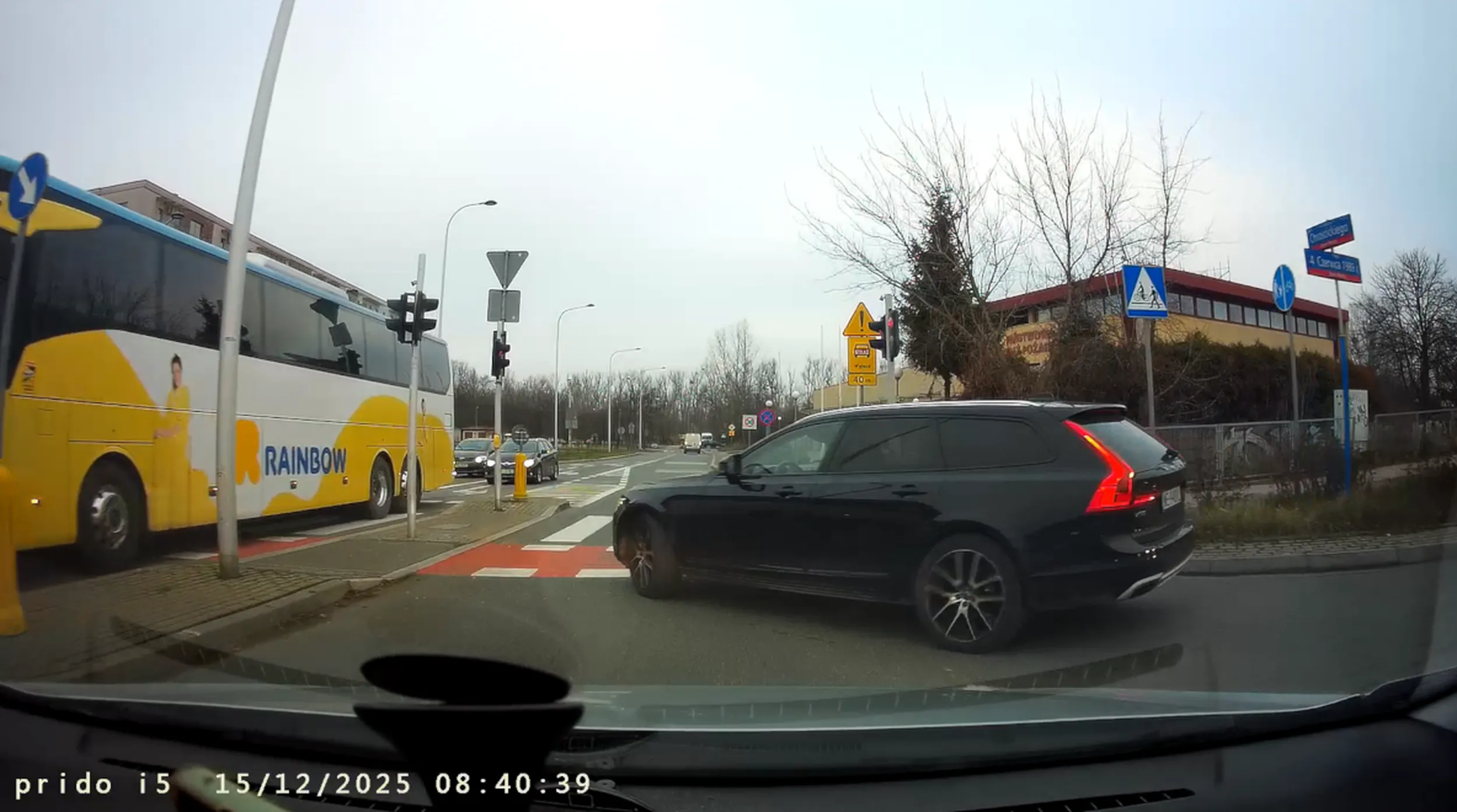 Wjazd na skrzyżowanie na czerwonym świetle, niezatrzymanie przed strzałką warunkowego skrętu, z wyrazu twarzy wynika, że ta osoba jest totalnie nieświadoma tego, co się dzieje na drodze. Kobieto, stwarzasz zagrożenie dla siebie i innych, przesiądź się na komunikację.