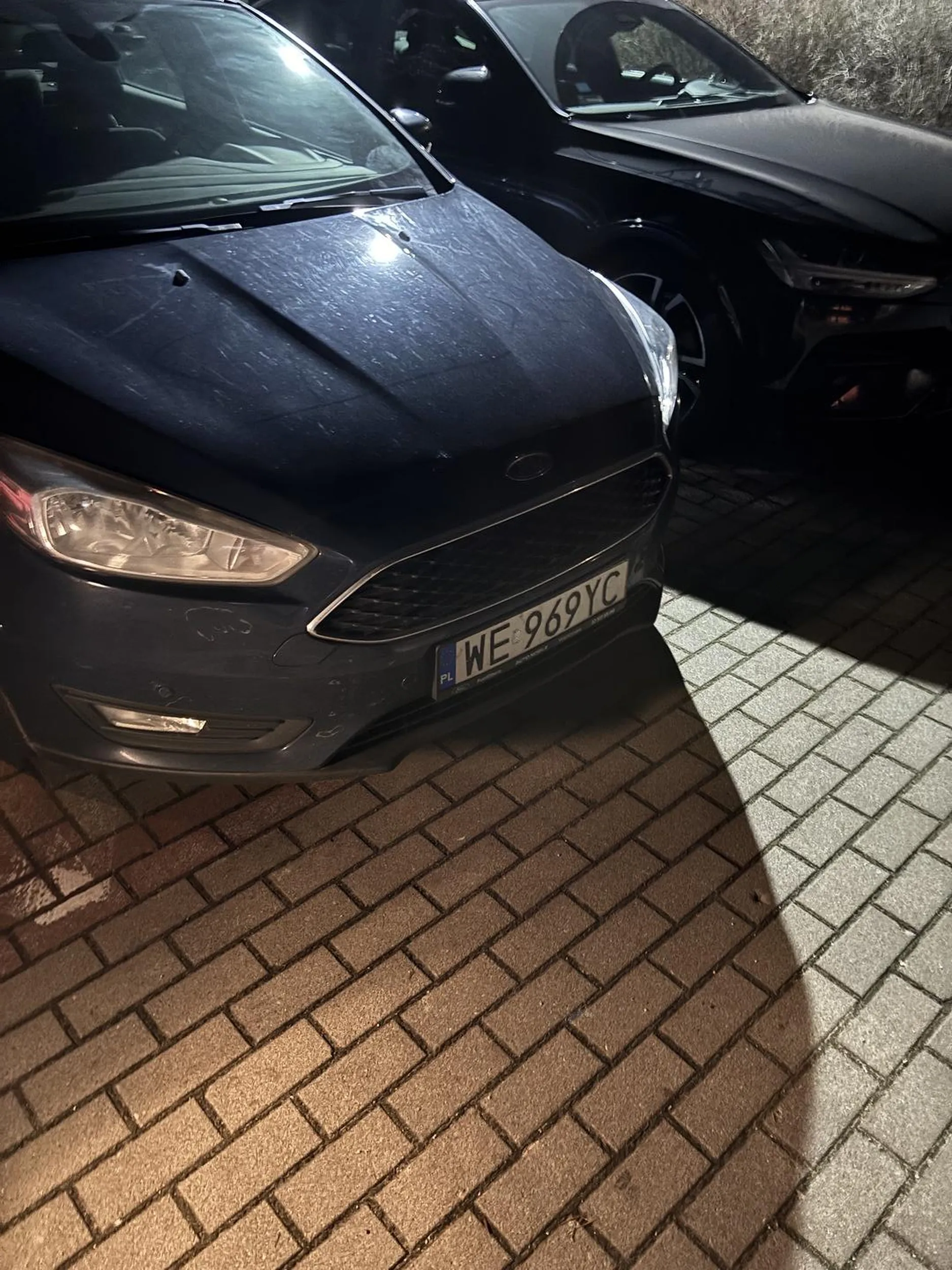 Gosc bez kultury i kawał hama. Zastawia specjalnie auta na parkingu. Wychodzisz do niego i udaje głuchego, ucieka.