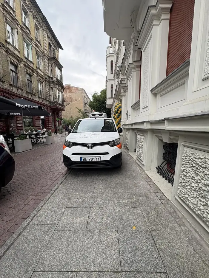 parkuj tak, żeby dało się przejść, a nie po całym chodniku