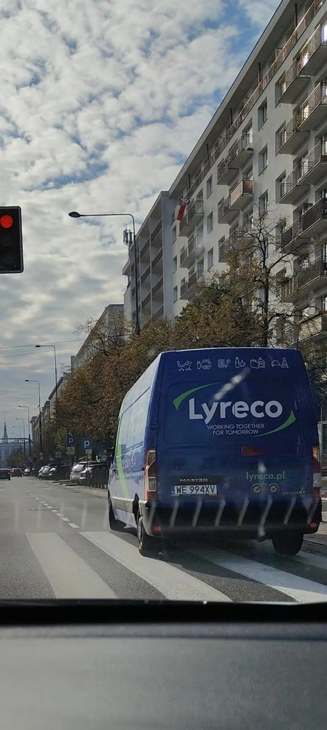 Zatrzymuje się na zielonym, po to żeby ruszyć na czerwonym świetle. Jak chciałem typa wyjaśnić, co on odwala na drodze to wolał odjechać z piskiem opon jakby się nic nie stało.