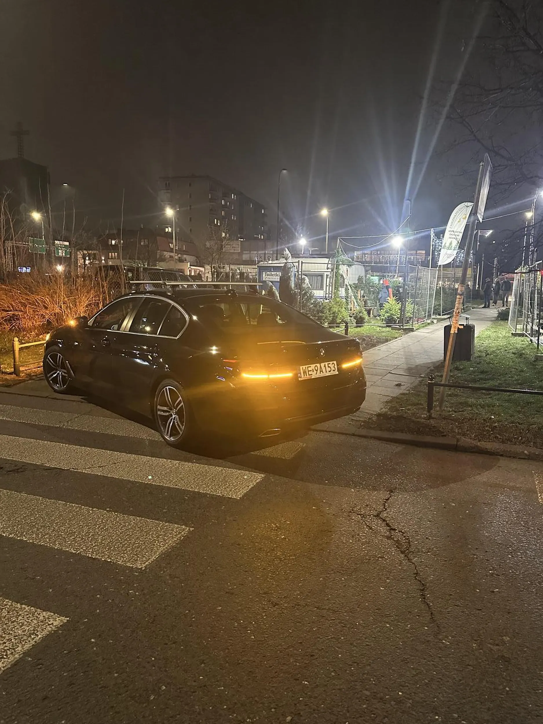 Pan włączył awaryjne więc może tutaj stać. Czego nie rozumiesz? Tylko na chwilę przecież