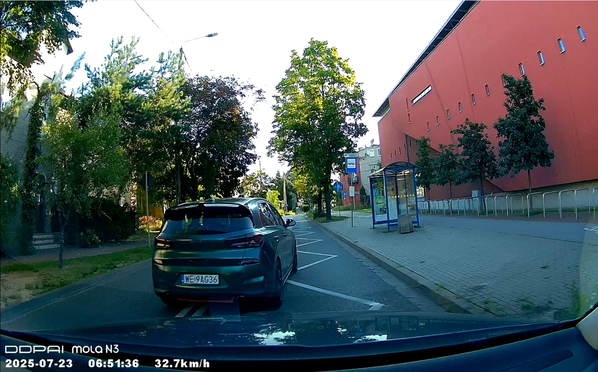 Wyprzedza na ograniczeniu do 40km/h,  podwójnej ciągłej i na zakazie wyprzedzania dosłownie na milimetry. Dodatkowo jeździ zepsutym, bardzo głośnym autem.