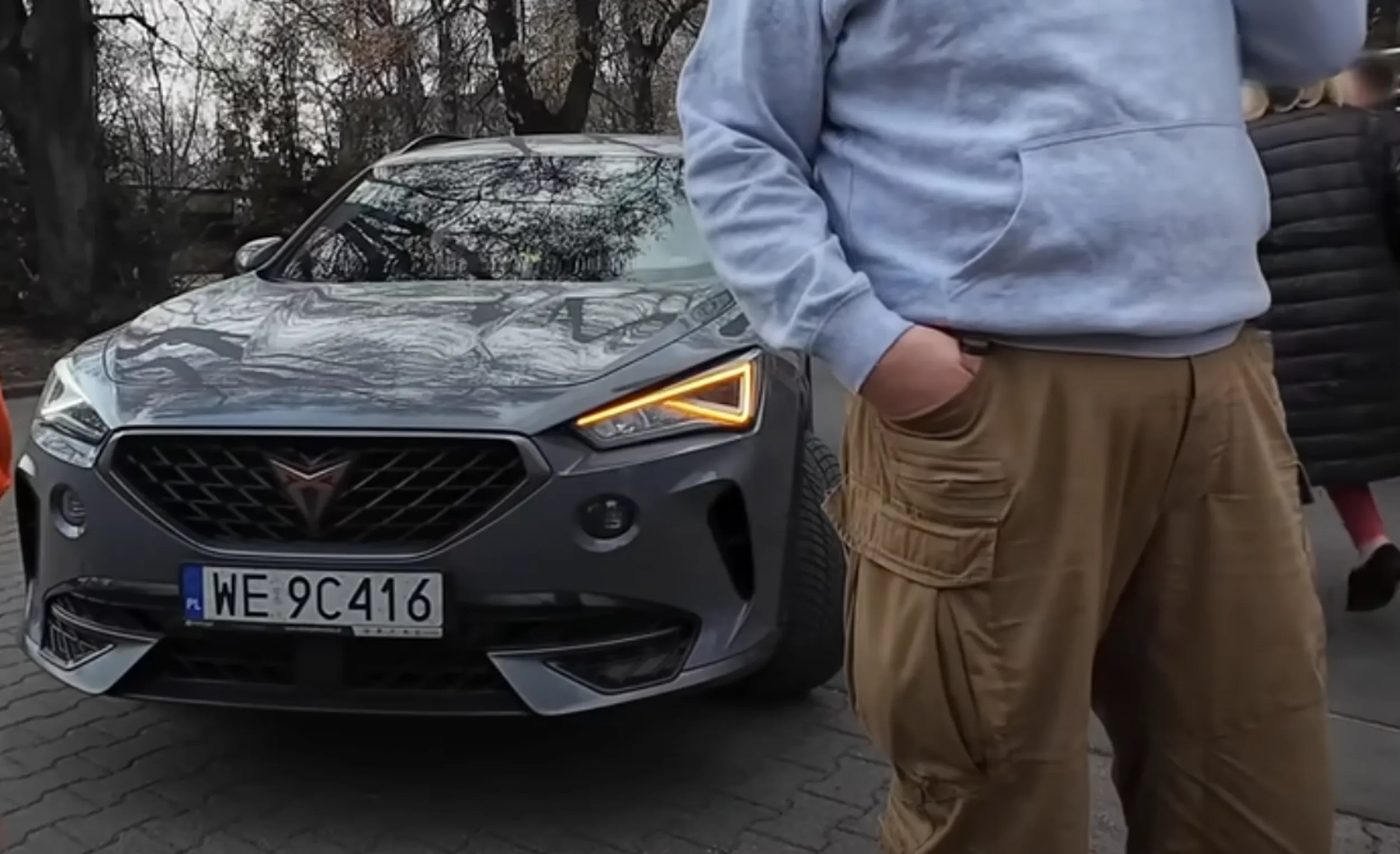 Naucz się że po chodniku się nie jeździ tępaku