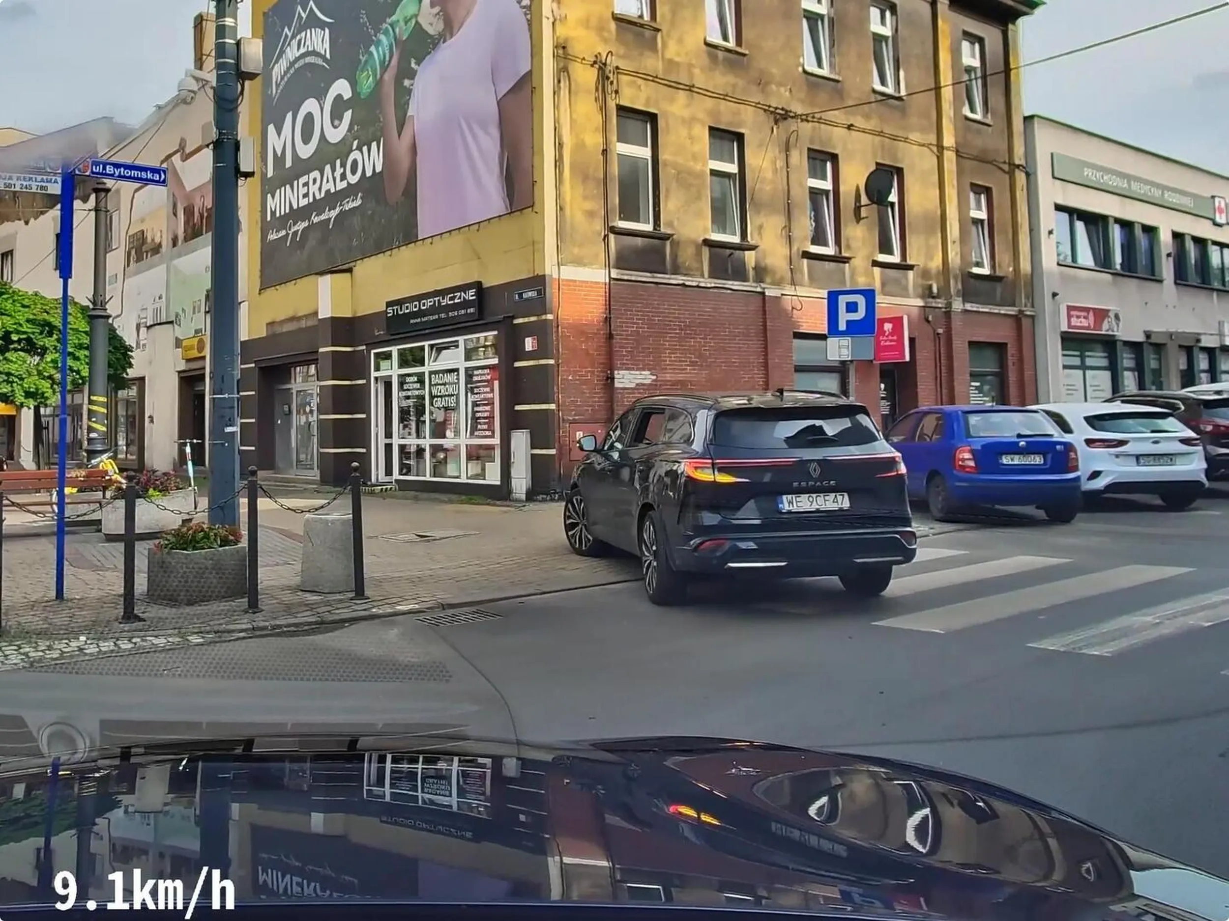 Mąż właścicielki salonu optycznego przy ul. Katowickiej w Świętochłowicach uzupruje sobie prawo do jazdy wzdłuż po przejściu dla pieszych i dalej  jazdy wzdłuż po chodniku aby zaparkować pod samym wejściem do salonu. Po zwróceniu uwagi kierowca przyznaje, że jest świadomy, że łamie przepisy.