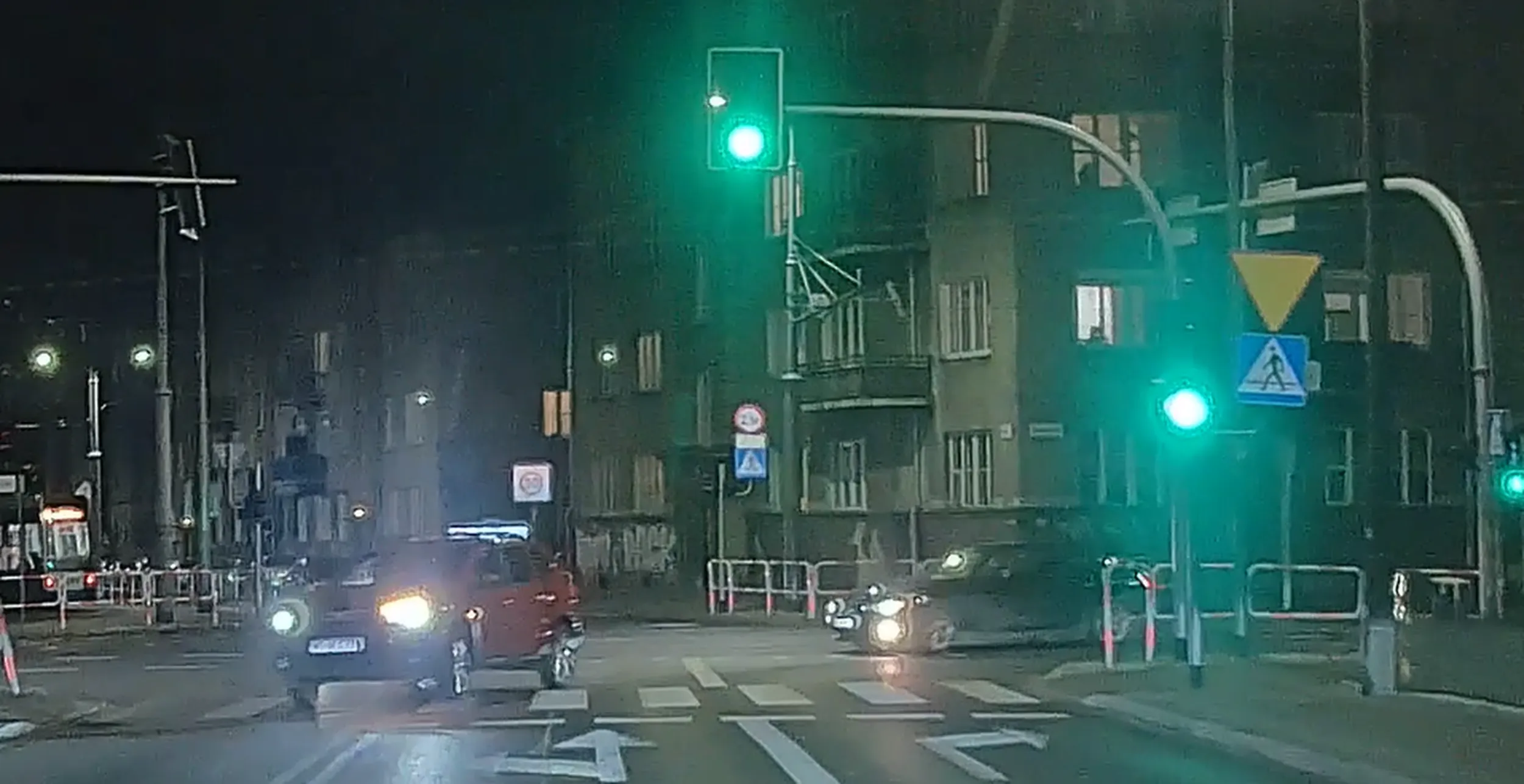 Cwaniak w Dacii jeździ na ewidentnym czerwonym świetle