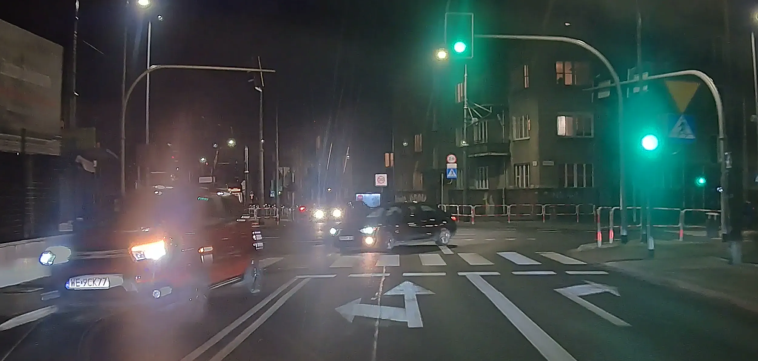 Cwaniak w Dacii jeździ na ewidentnym czerwonym świetle